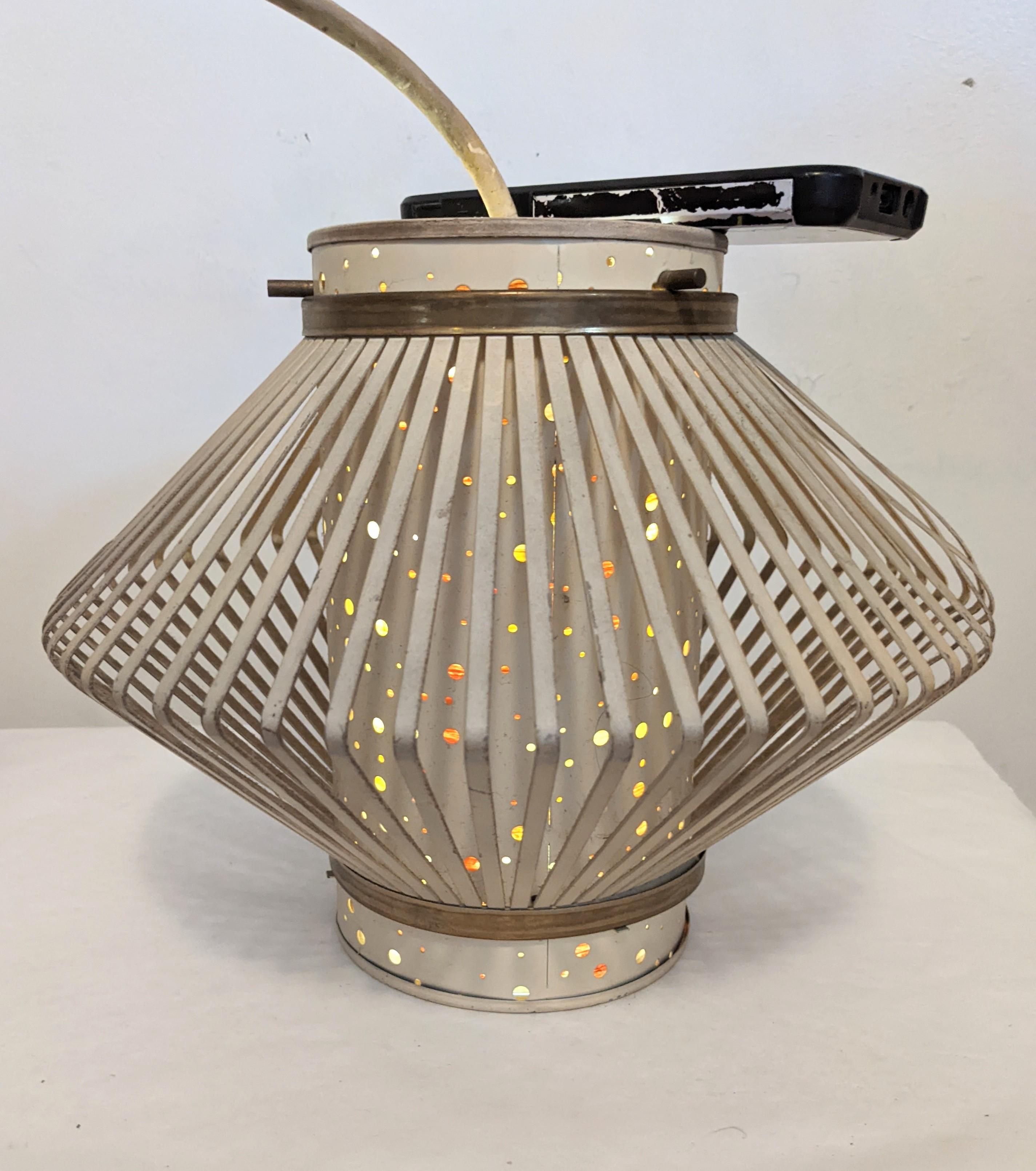 Lampe à suspension à pois atomiques orange des années 1950 en vente 1