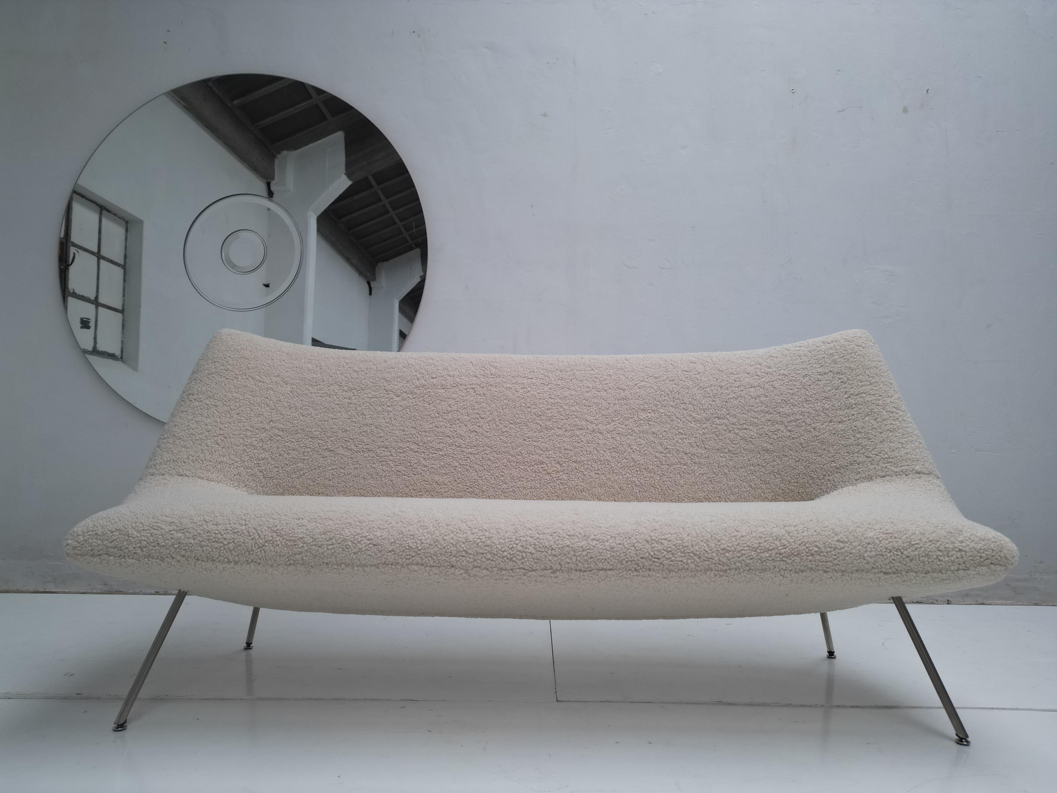 Organisches Design-Sofa aus den 1950er Jahren, restauriert mit neuem Schafslederbezug  im Angebot 3