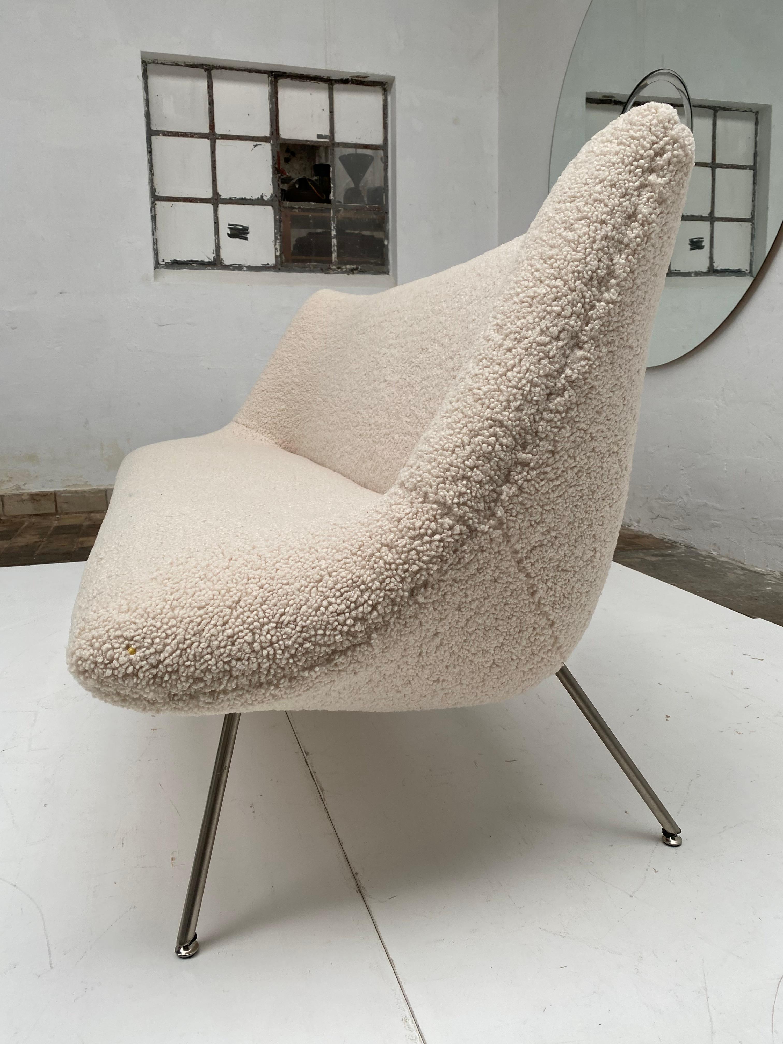 Organisches Design-Sofa aus den 1950er Jahren, restauriert mit neuem Schafslederbezug (Moderne der Mitte des Jahrhunderts) im Angebot