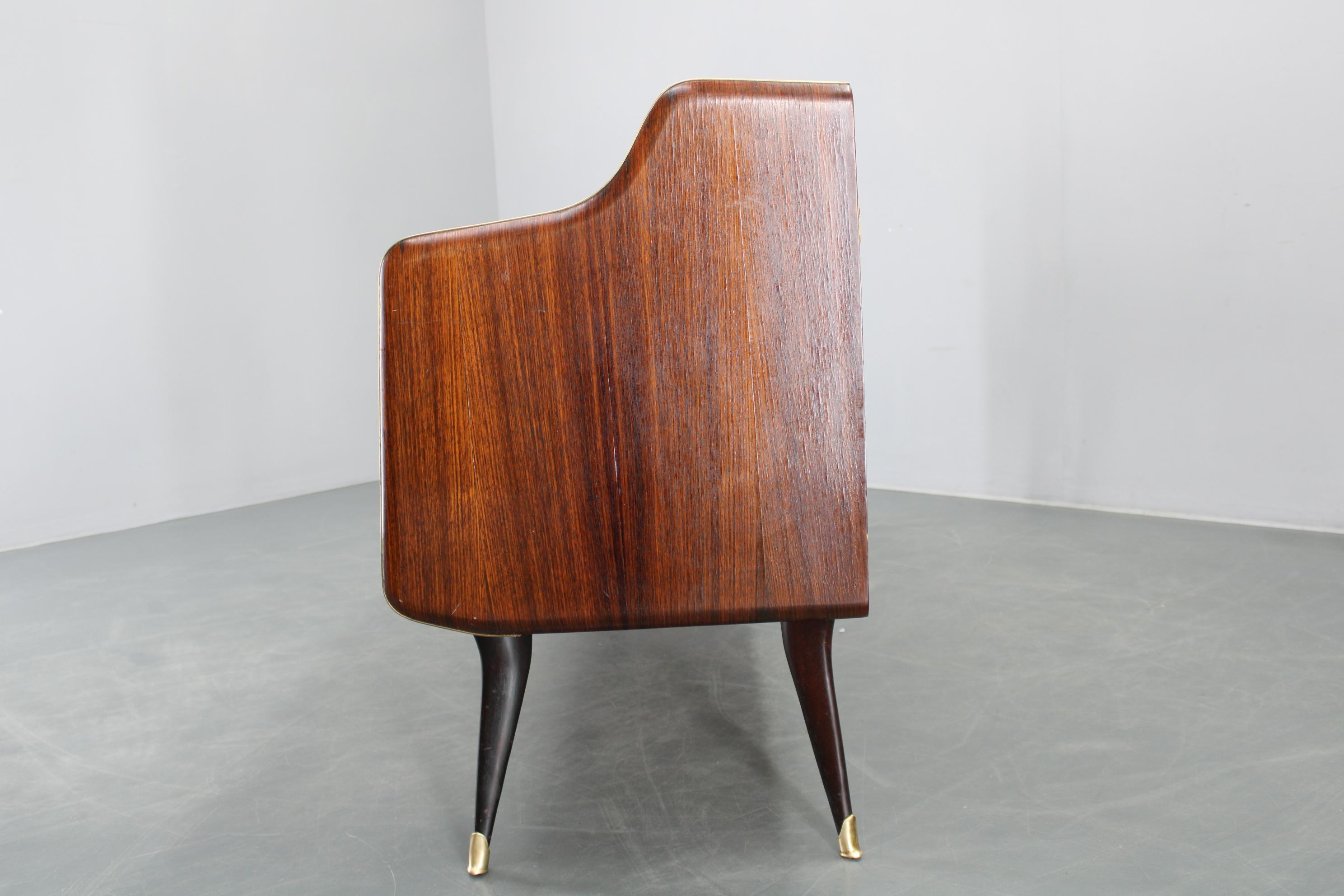 Aparador italiano orgánico de los años 50 con tapa de cristal y 4 cajones en venta 3