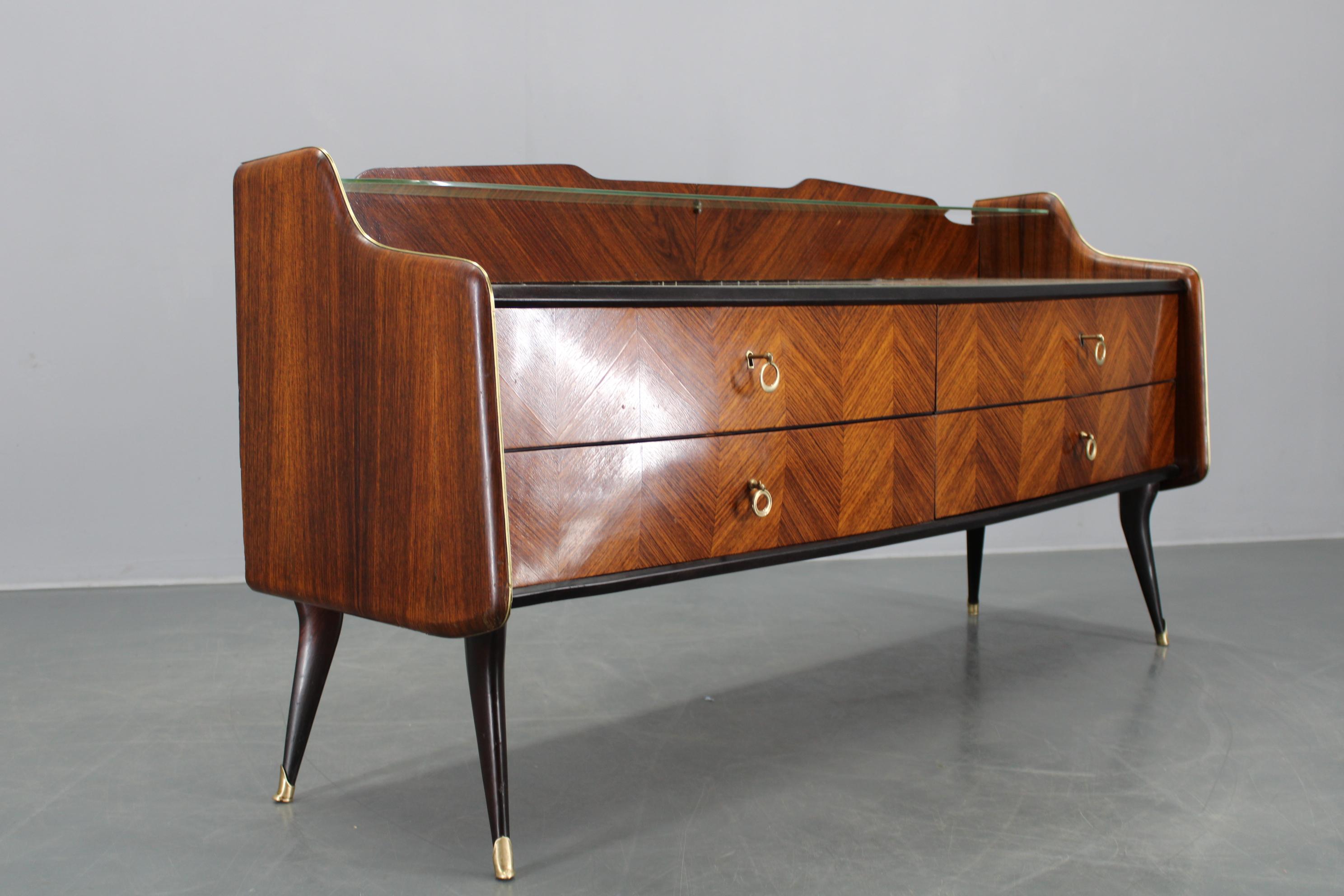 Aparador italiano orgánico de los años 50 con tapa de cristal y 4 cajones en venta 4