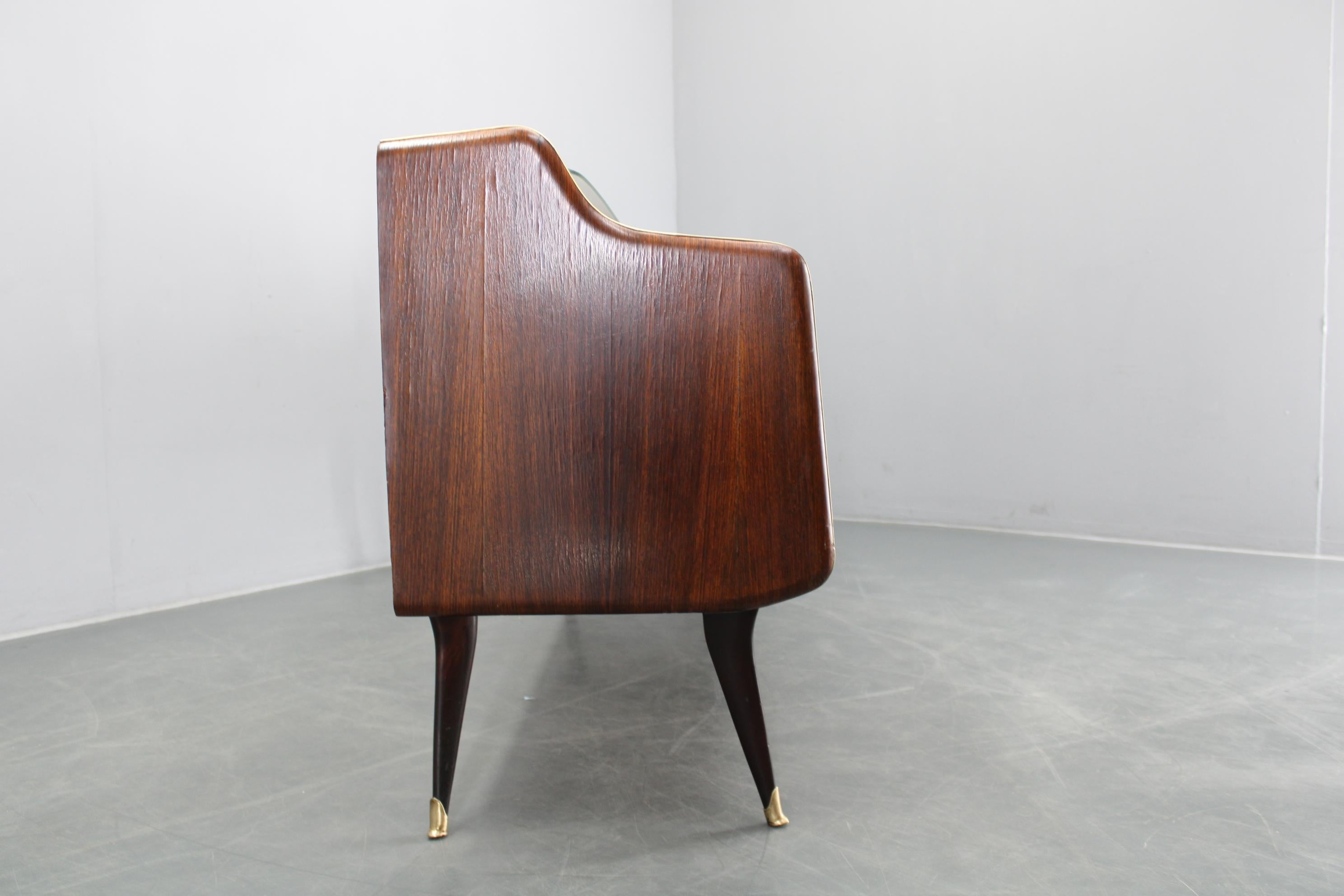 Aparador italiano orgánico de los años 50 con tapa de cristal y 4 cajones en venta 5