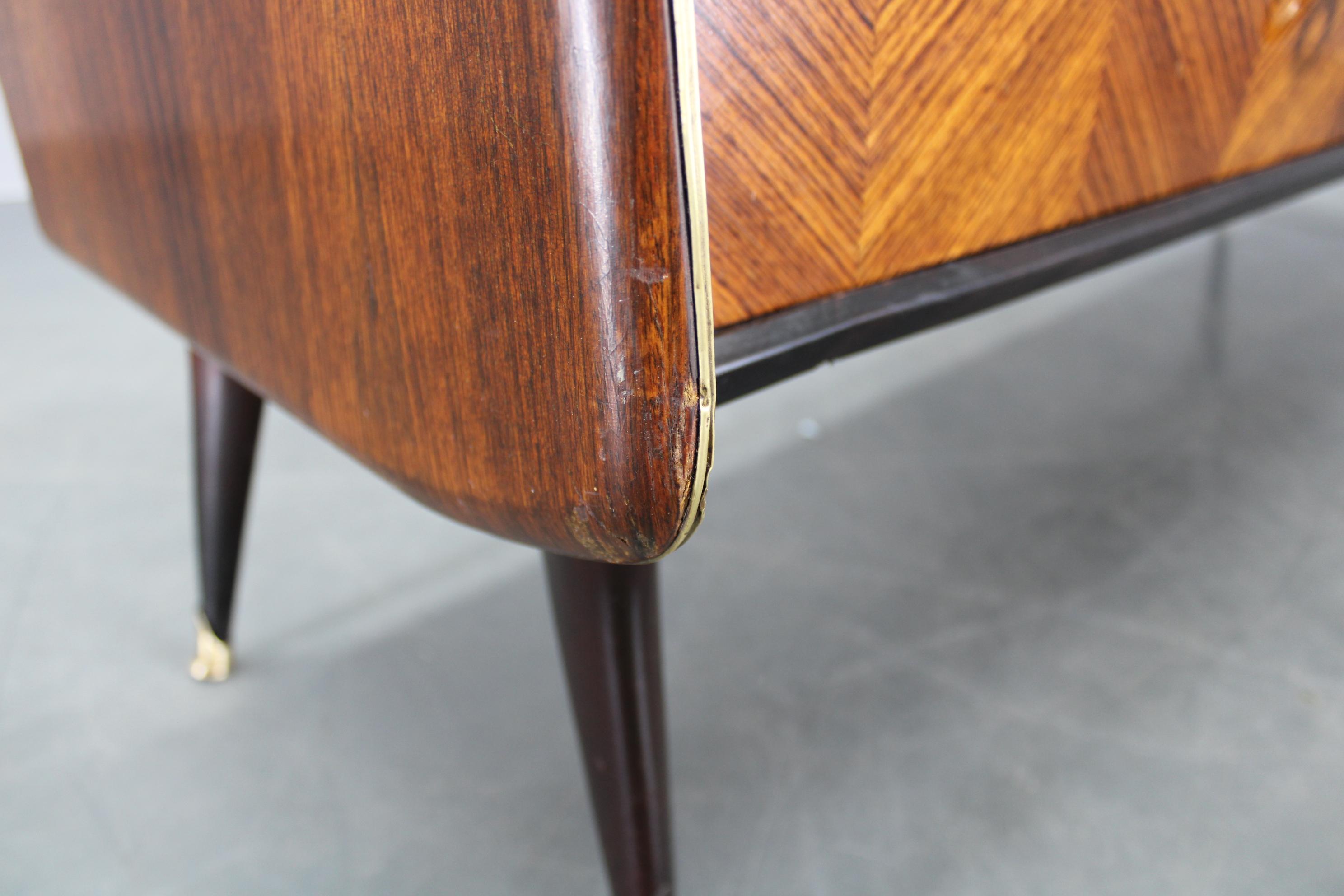 Aparador italiano orgánico de los años 50 con tapa de cristal y 4 cajones en venta 6