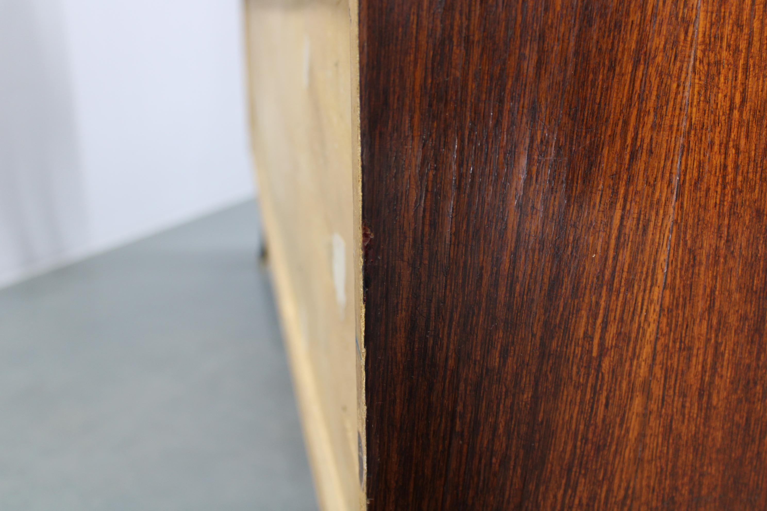 Aparador italiano orgánico de los años 50 con tapa de cristal y 4 cajones en venta 7