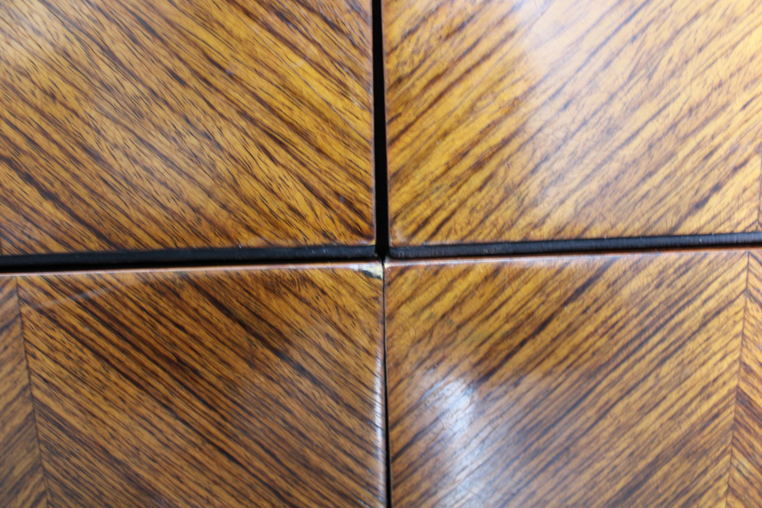 Aparador italiano orgánico de los años 50 con tapa de cristal y 4 cajones en venta 9