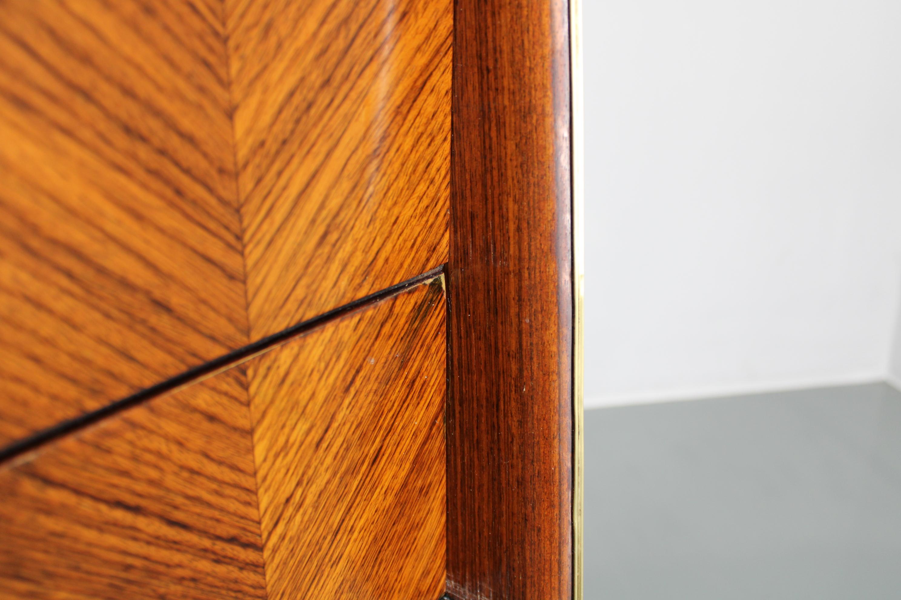 Aparador italiano orgánico de los años 50 con tapa de cristal y 4 cajones en venta 10