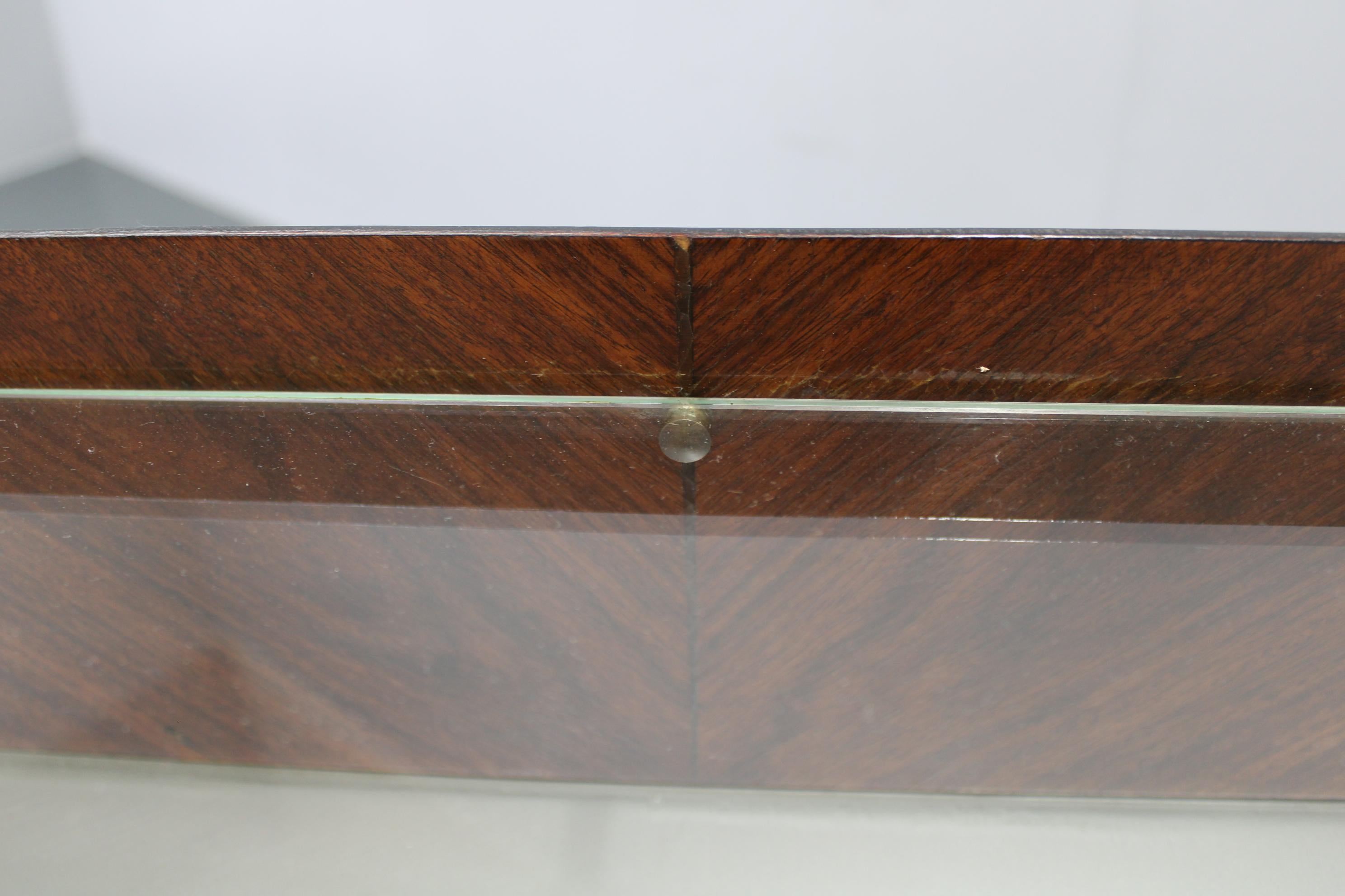 Aparador italiano orgánico de los años 50 con tapa de cristal y 4 cajones en venta 11