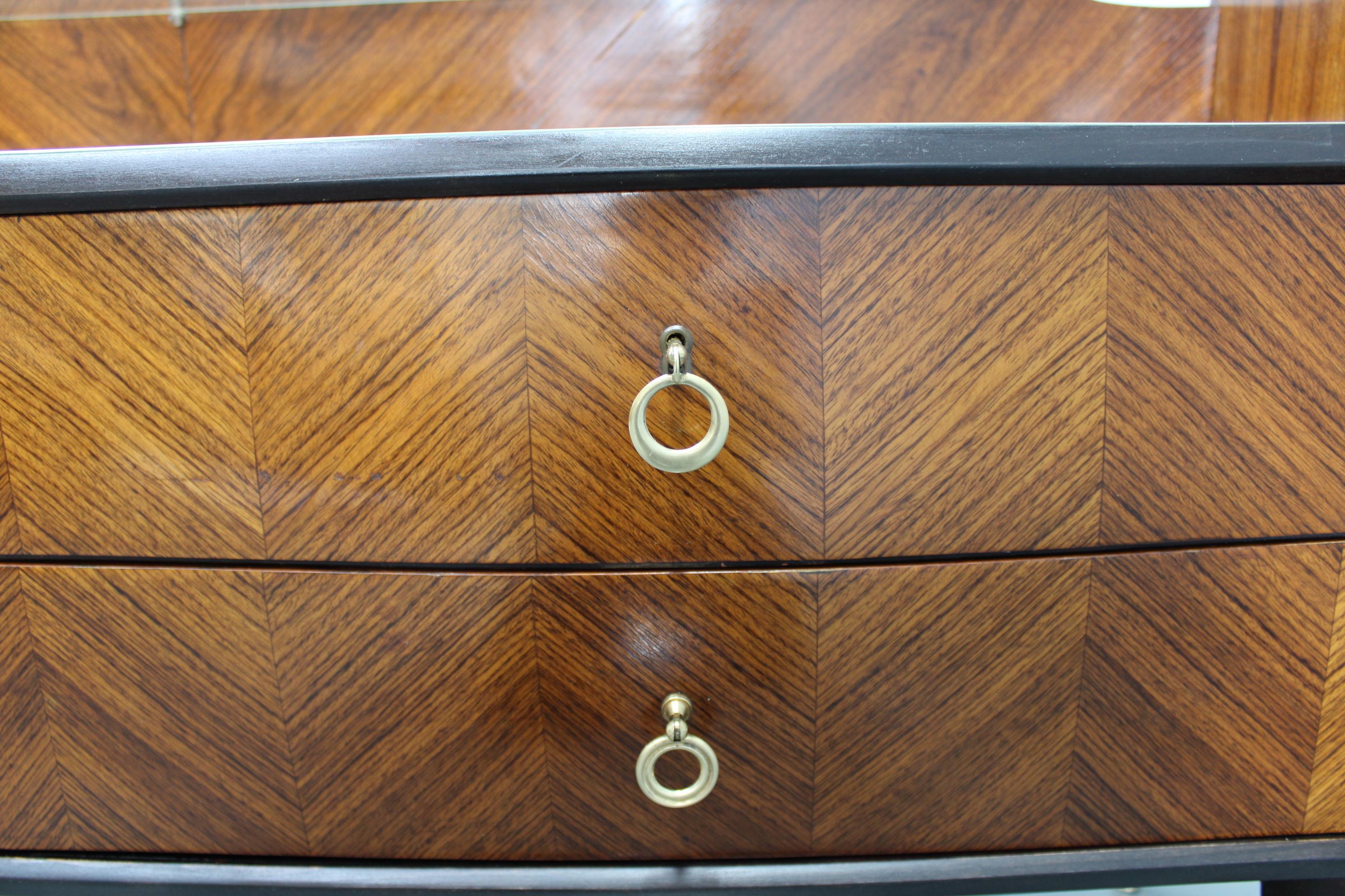 Aparador italiano orgánico de los años 50 con tapa de cristal y 4 cajones en venta 12