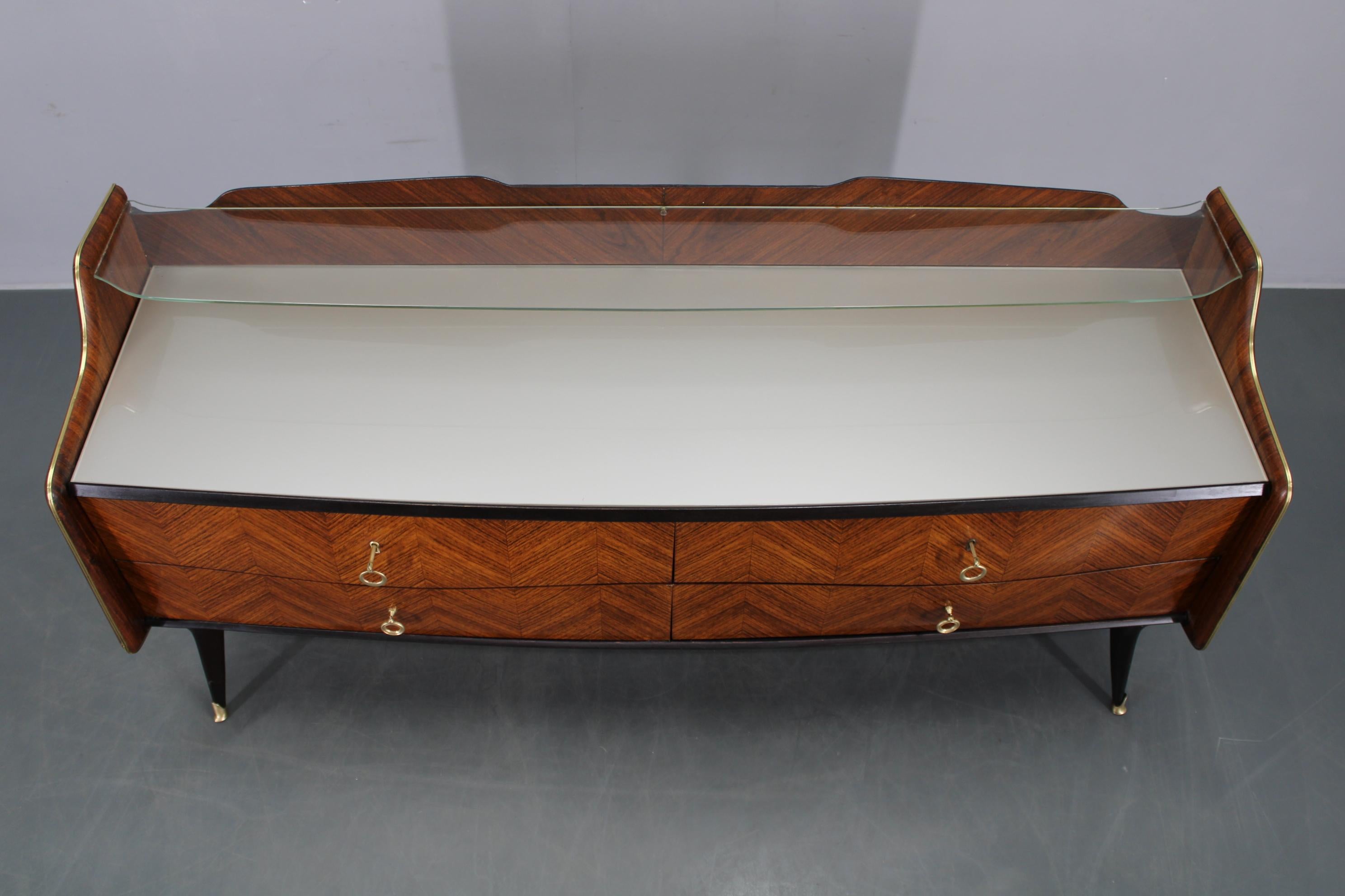Aparador italiano orgánico de los años 50 con tapa de cristal y 4 cajones Italiano en venta