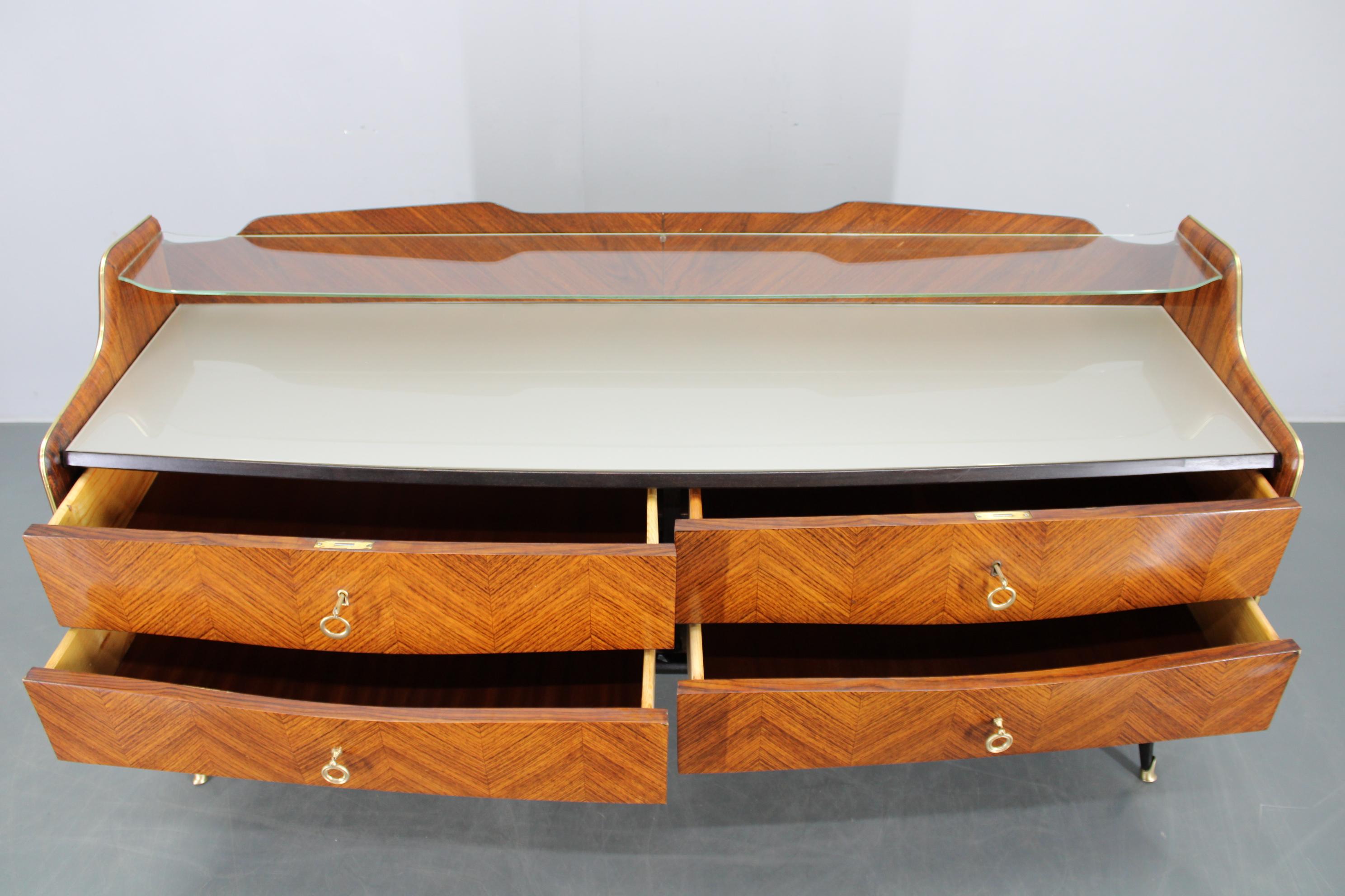 Aparador italiano orgánico de los años 50 con tapa de cristal y 4 cajones en Bueno estado para la venta en Praha, CZ