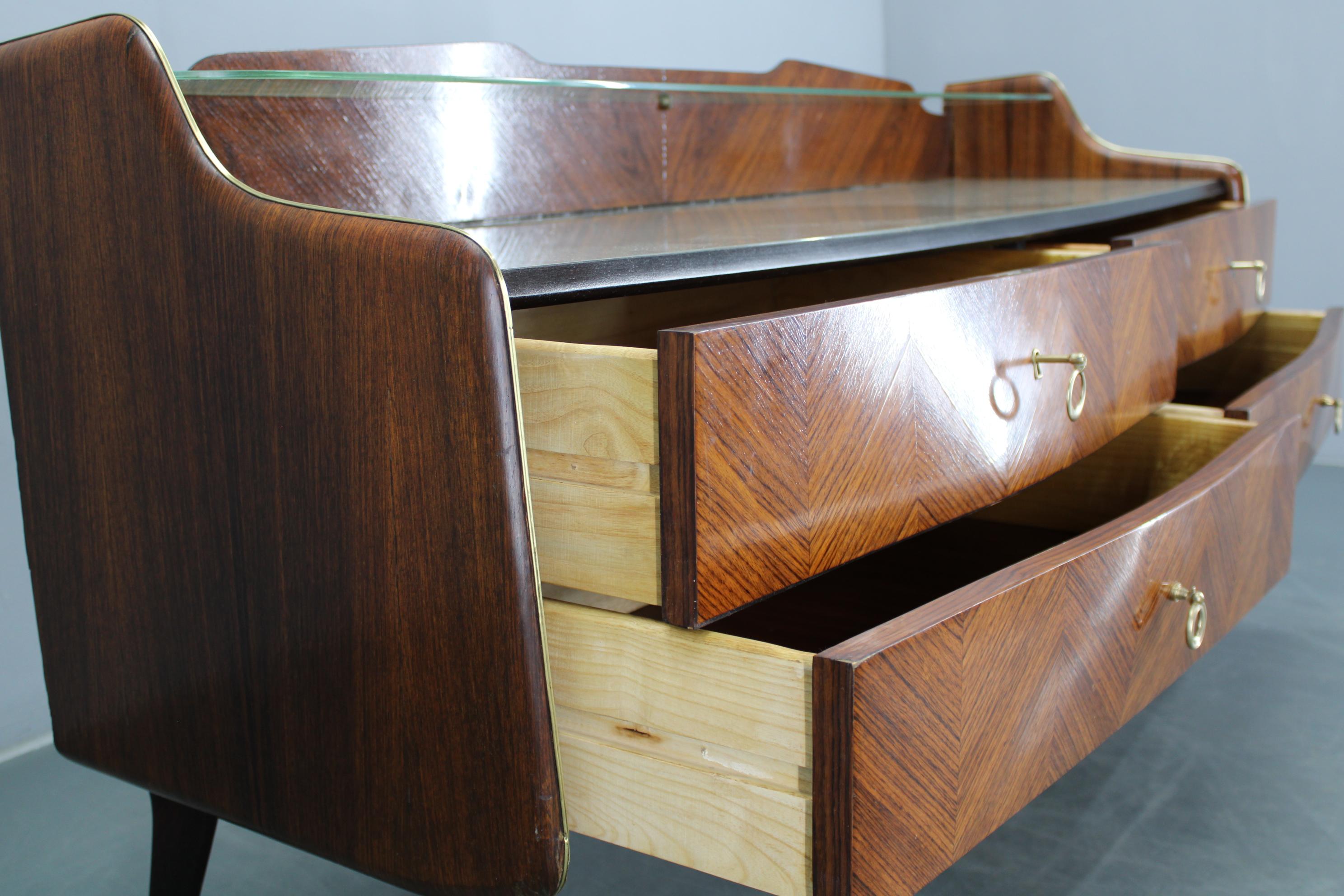 Aparador italiano orgánico de los años 50 con tapa de cristal y 4 cajones mediados del siglo XVII en venta