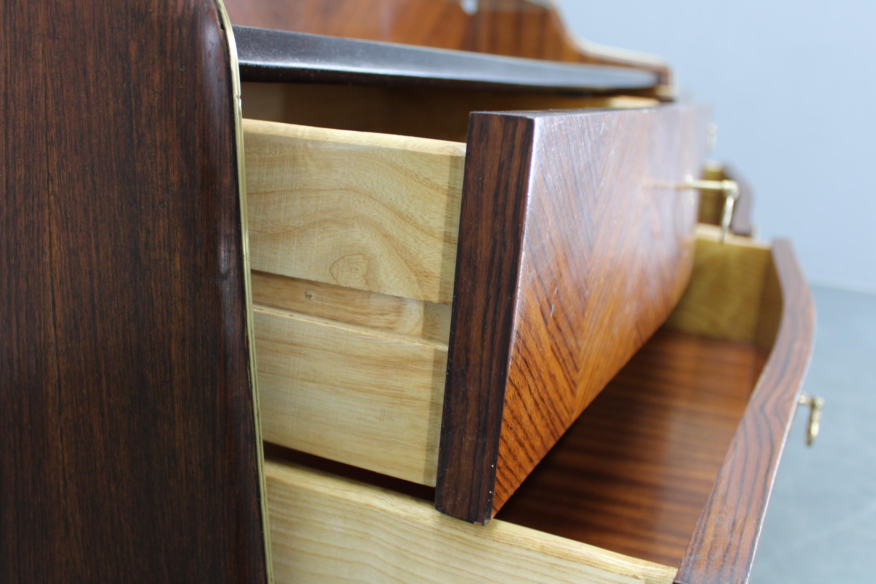 Aparador italiano orgánico de los años 50 con tapa de cristal y 4 cajones Madera en venta