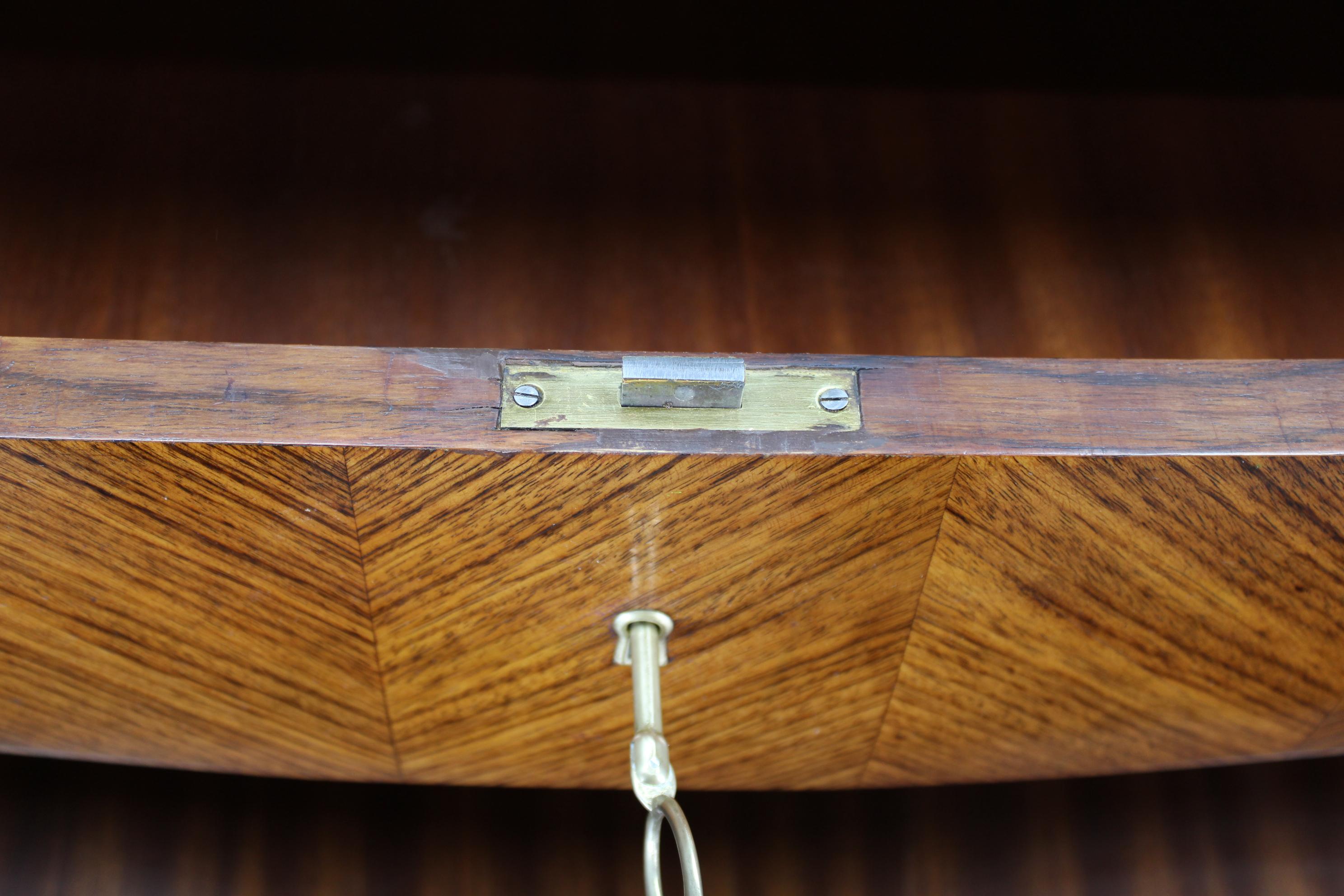 Aparador italiano orgánico de los años 50 con tapa de cristal y 4 cajones en venta 1