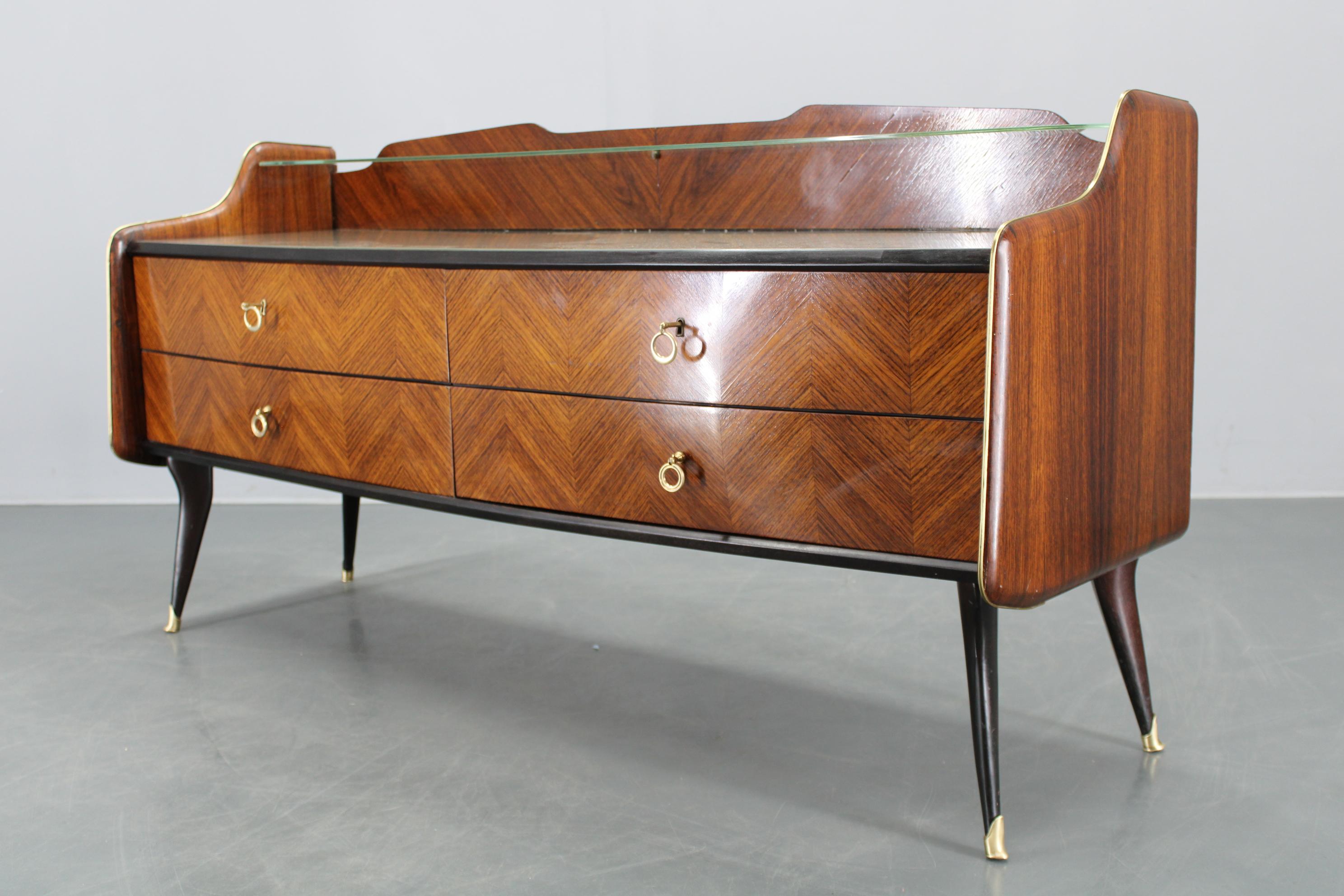 Aparador italiano orgánico de los años 50 con tapa de cristal y 4 cajones en venta 2