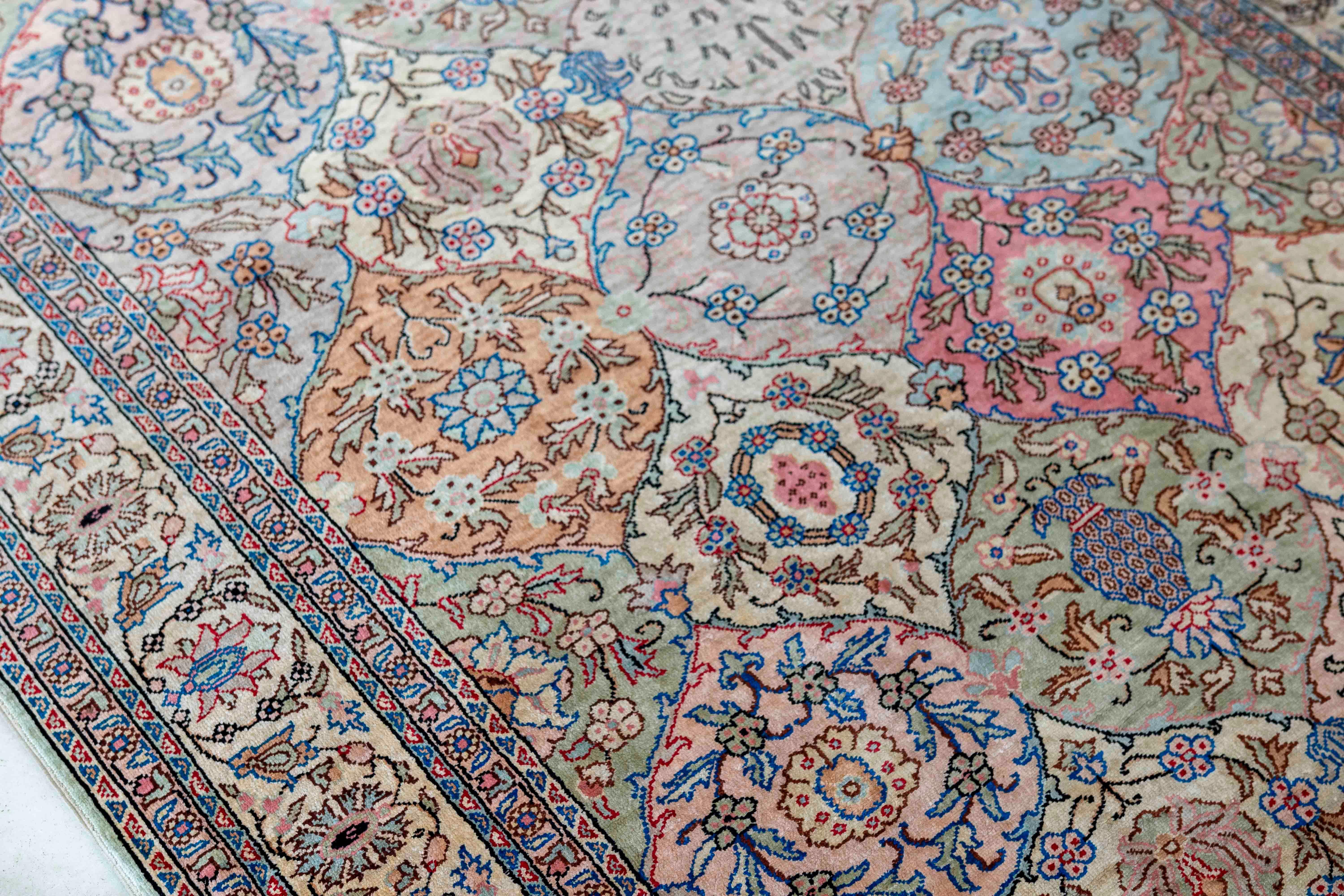 Orientteppich aus den 1950er Jahren mit floralem Muster in Pastelltönen und geometrischen Medaillons im Angebot 4