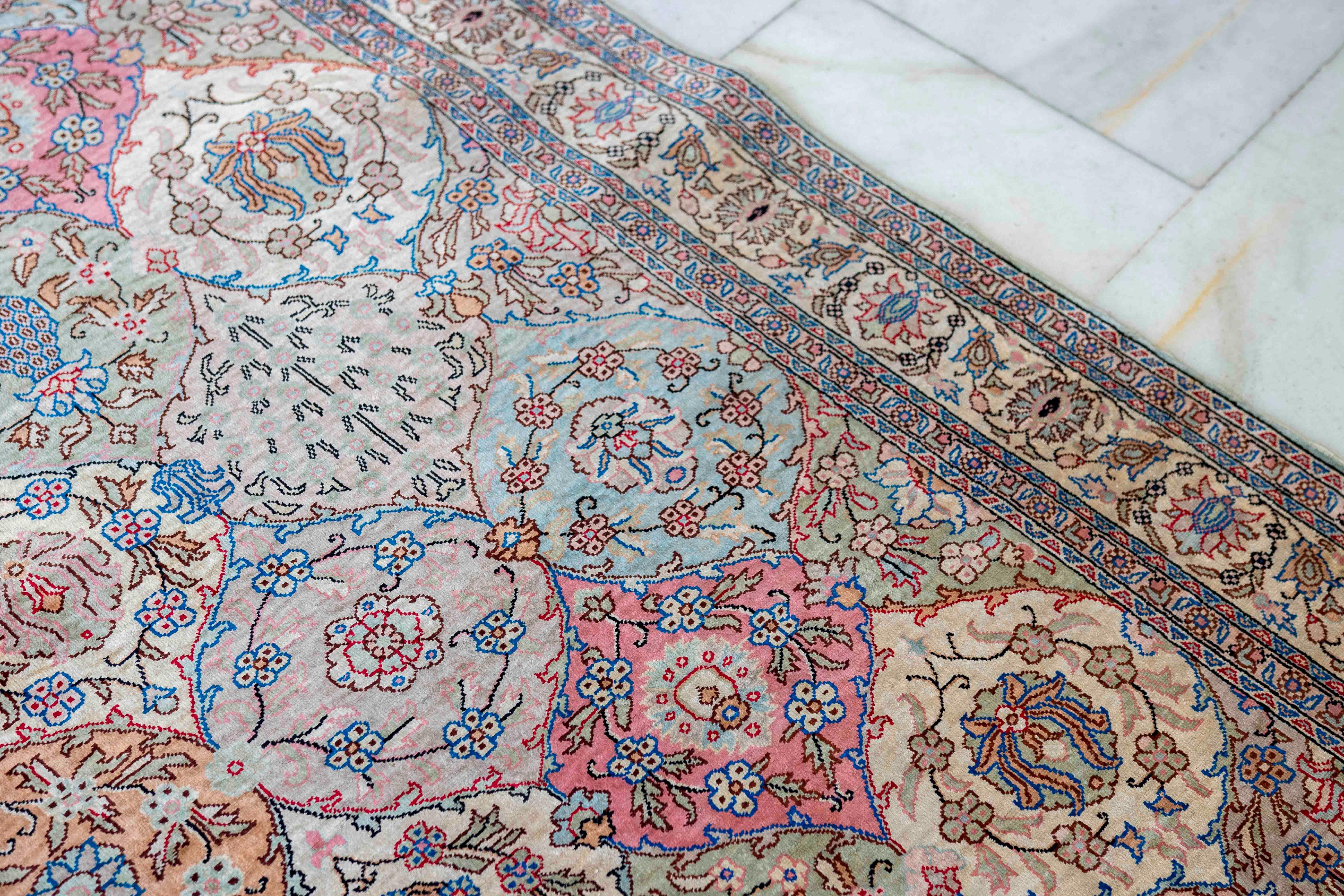 Orientteppich aus den 1950er Jahren mit floralem Muster in Pastelltönen und geometrischen Medaillons im Angebot 5
