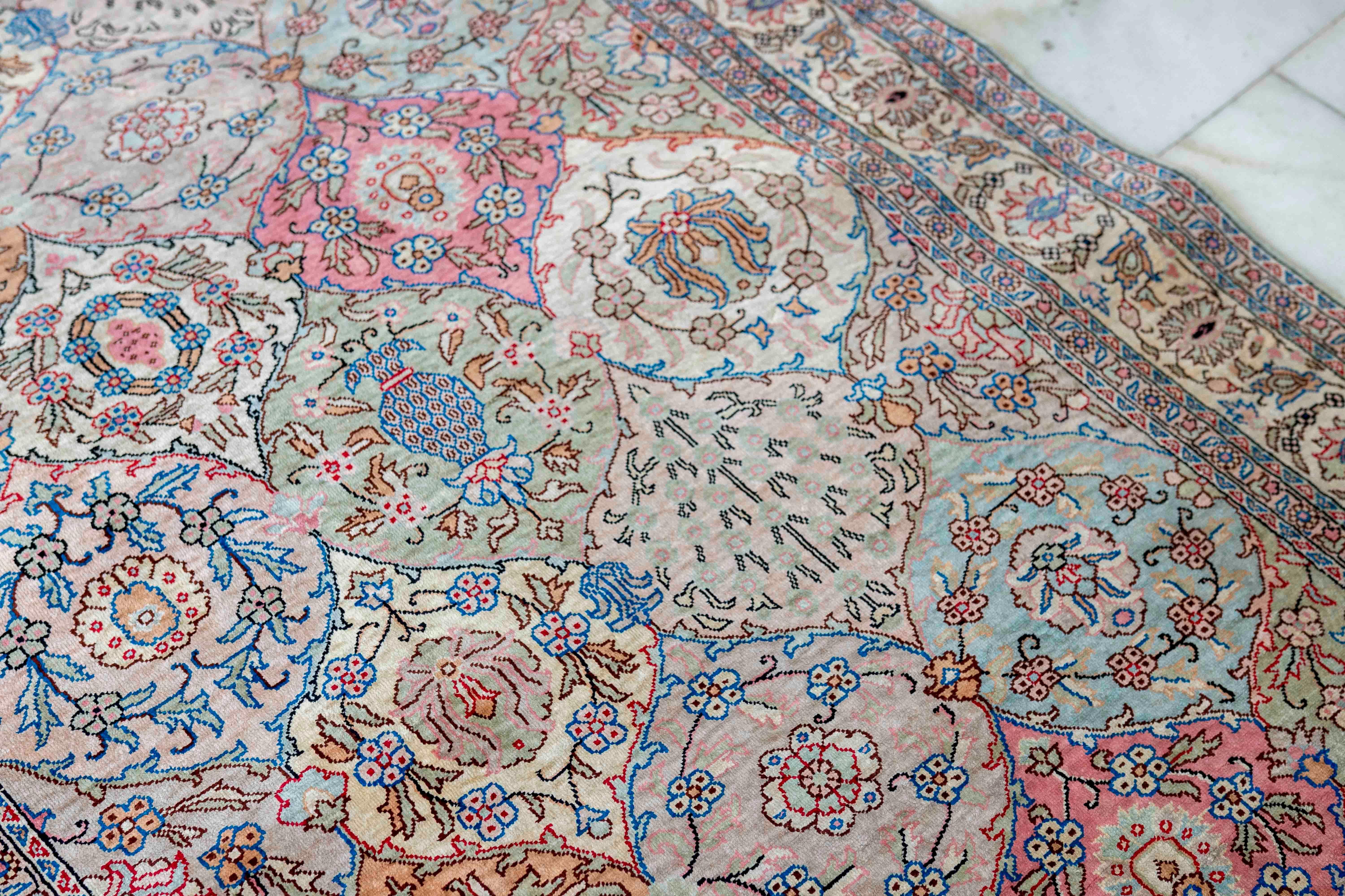 Orientteppich aus den 1950er Jahren mit floralem Muster in Pastelltönen und geometrischen Medaillons im Angebot 6
