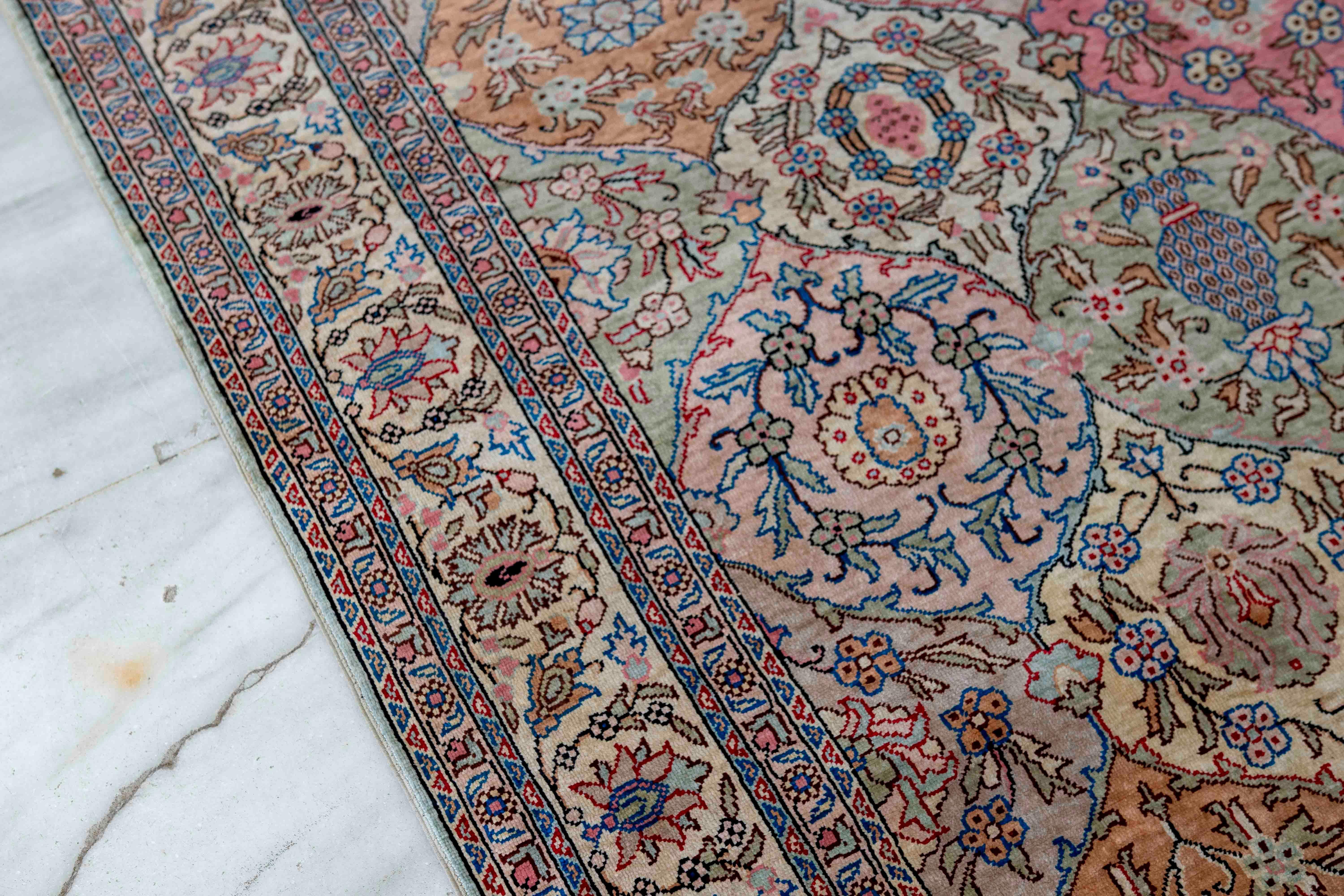 Orientteppich aus den 1950er Jahren mit floralem Muster in Pastelltönen und geometrischen Medaillons im Angebot 8