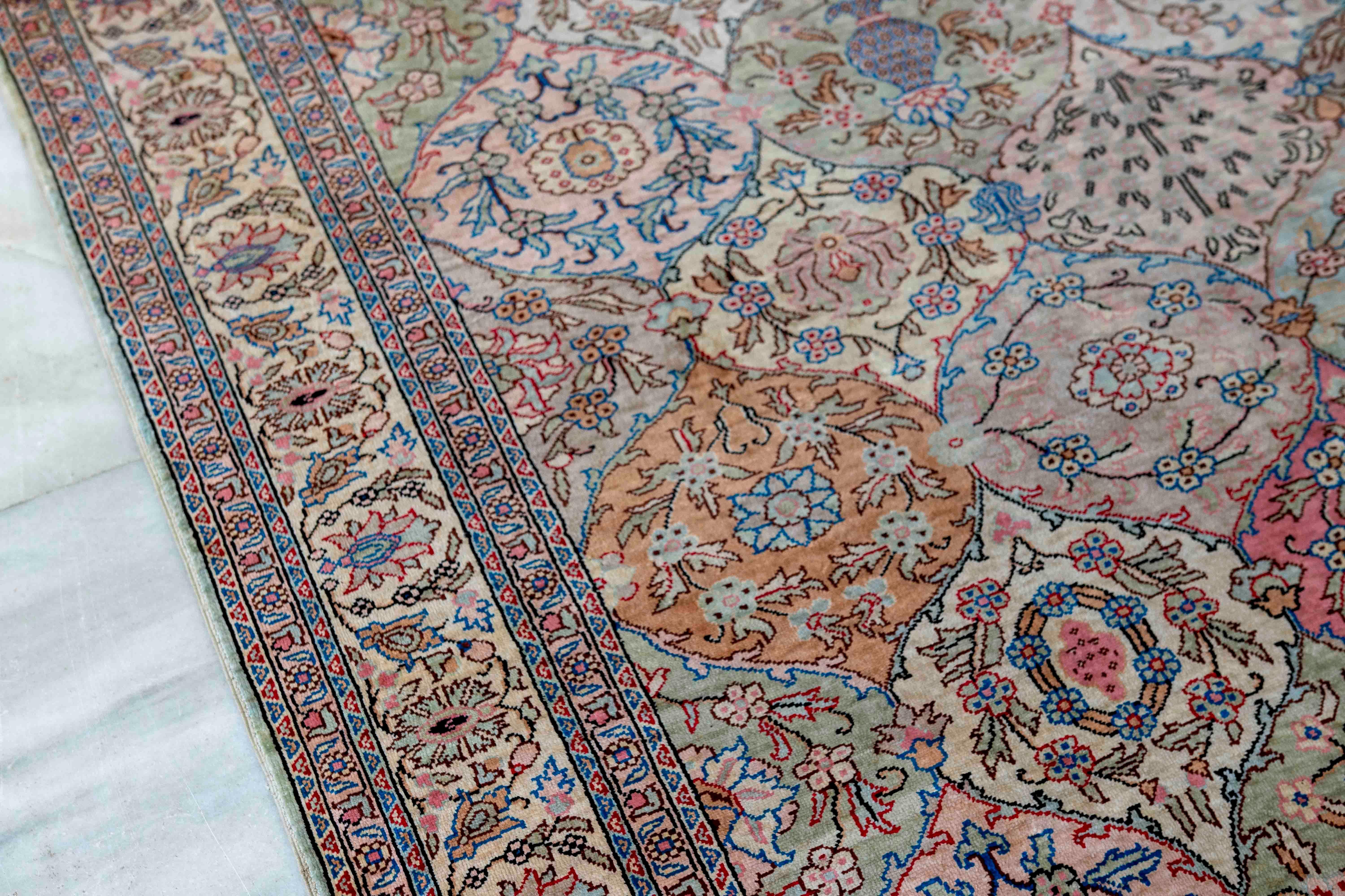 Orientteppich aus den 1950er Jahren mit floralem Muster in Pastelltönen und geometrischen Medaillons im Angebot 9