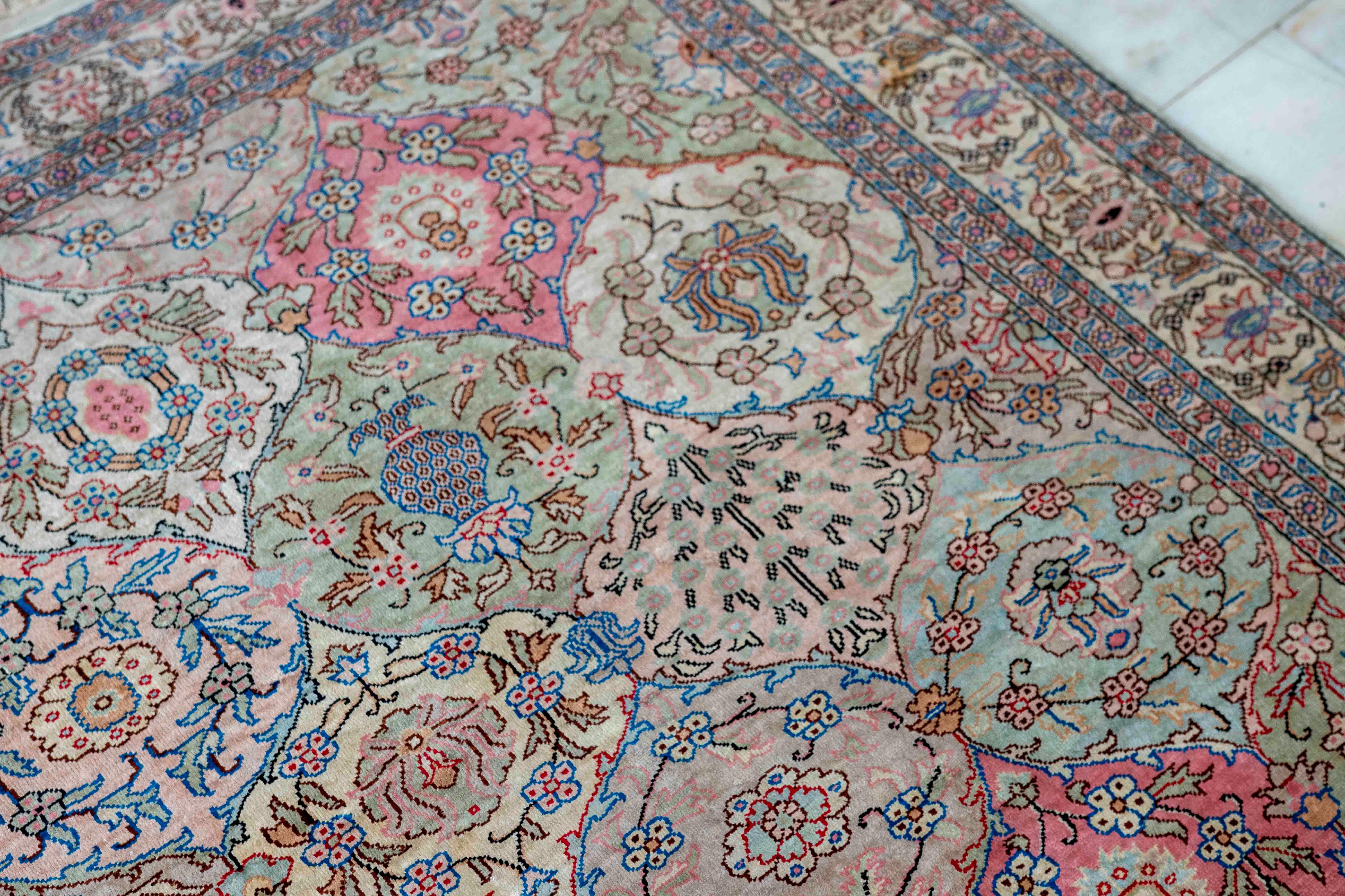 Orientteppich aus den 1950er Jahren mit floralem Muster in Pastelltönen und geometrischen Medaillons im Angebot 10