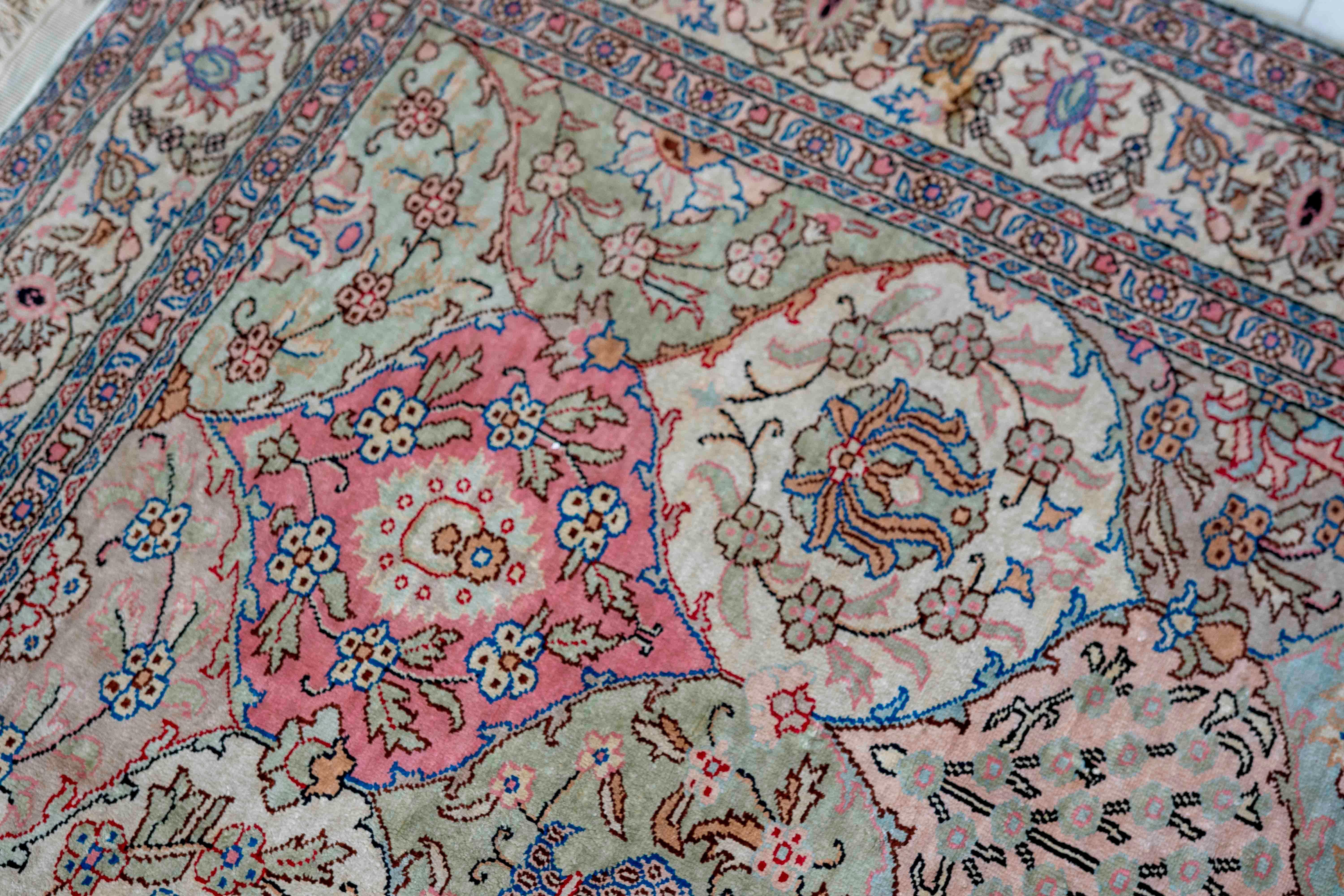Orientteppich aus den 1950er Jahren mit floralem Muster in Pastelltönen und geometrischen Medaillons im Angebot 13