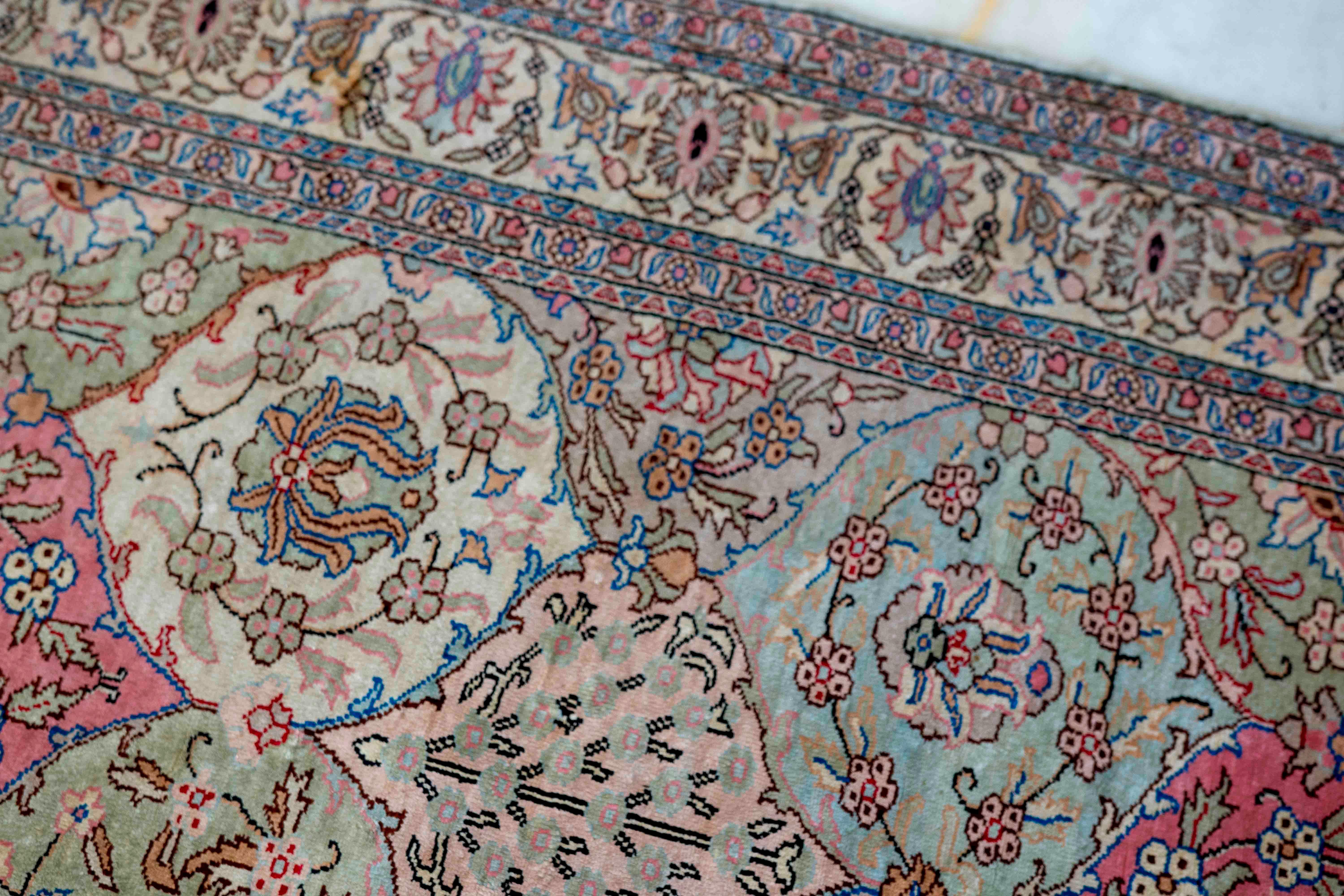 Orientteppich aus den 1950er Jahren mit floralem Muster in Pastelltönen und geometrischen Medaillons im Angebot 14