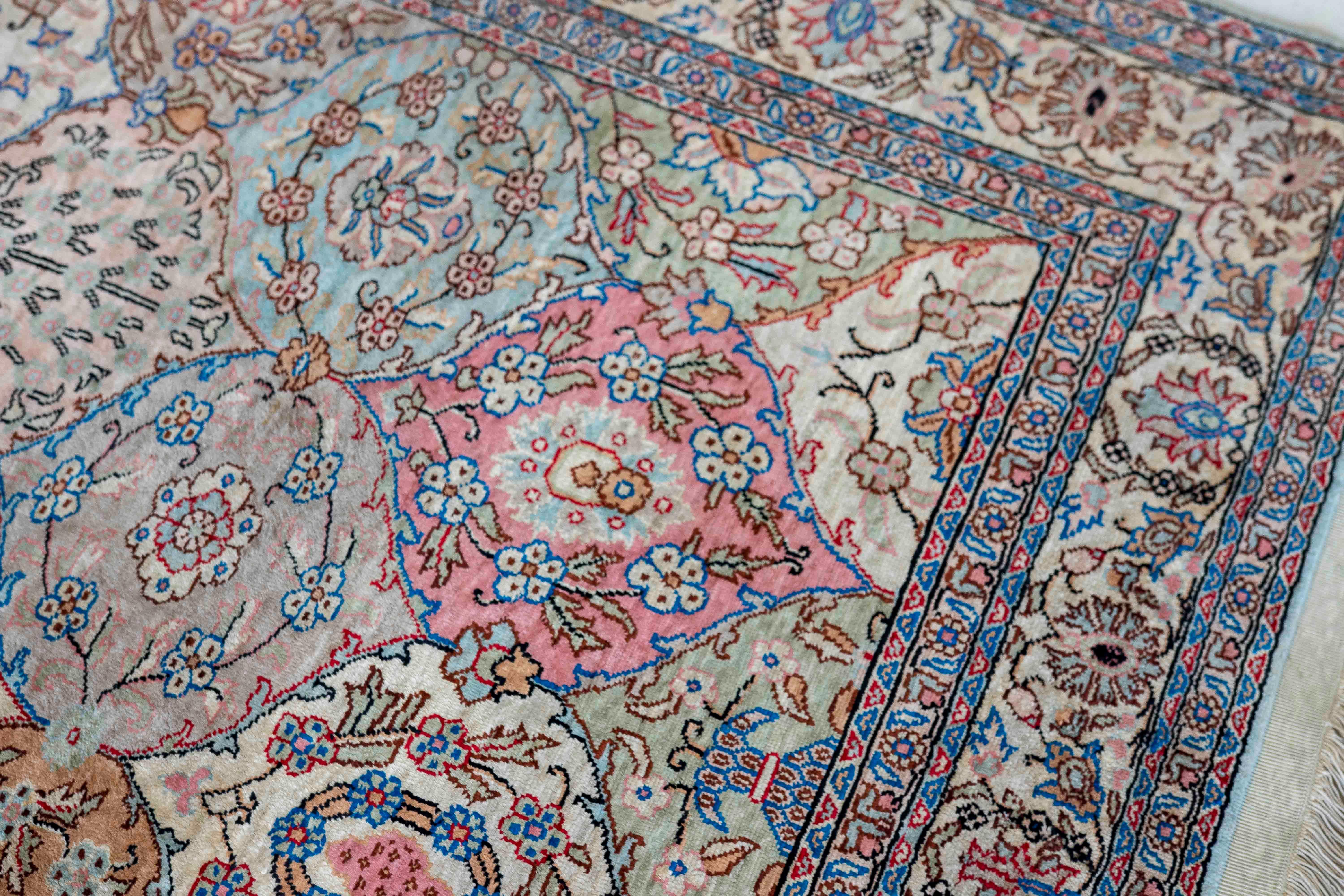 Orientteppich aus den 1950er Jahren mit floralem Muster in Pastelltönen und geometrischen Medaillons im Zustand „Gut“ im Angebot in Marbella, ES