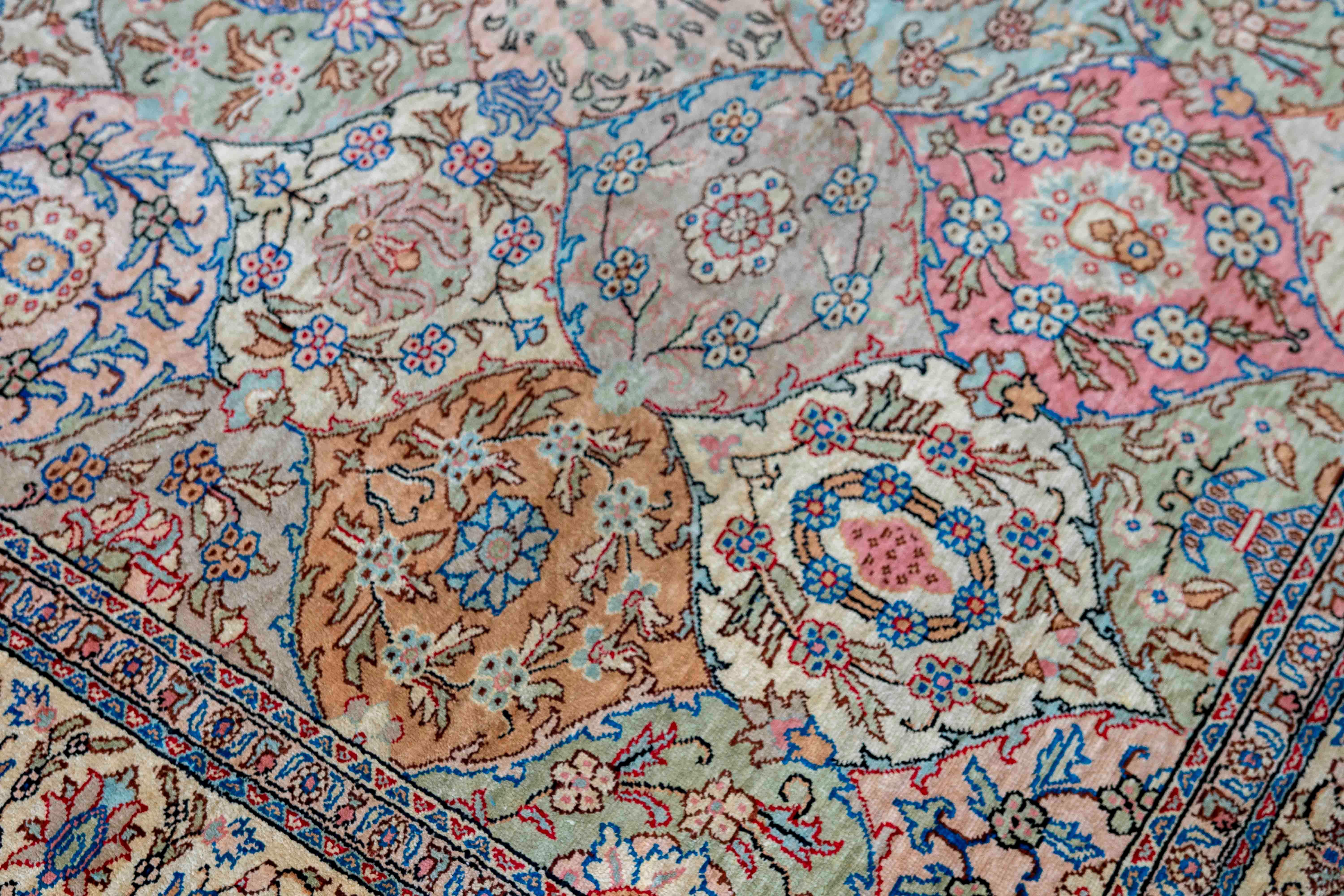 Orientteppich aus den 1950er Jahren mit floralem Muster in Pastelltönen und geometrischen Medaillons im Angebot 2