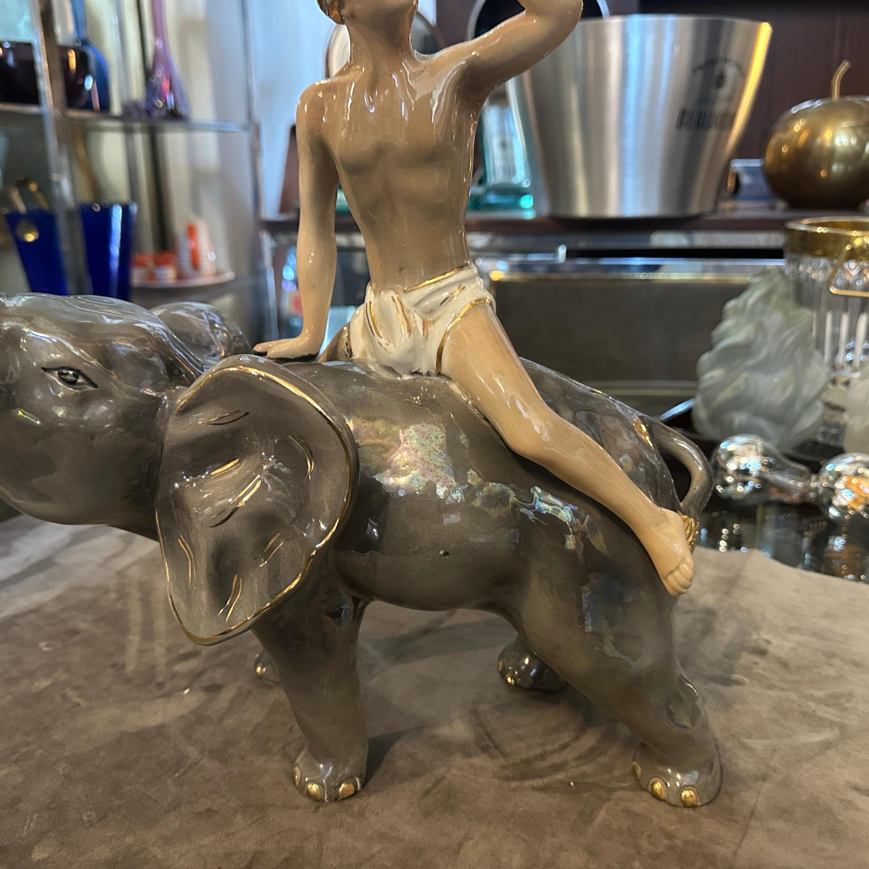1950er Jahre Orientalistische keramische Figur eines Jungen auf einem Elefanten von Sica (Moderne der Mitte des Jahrhunderts) im Angebot