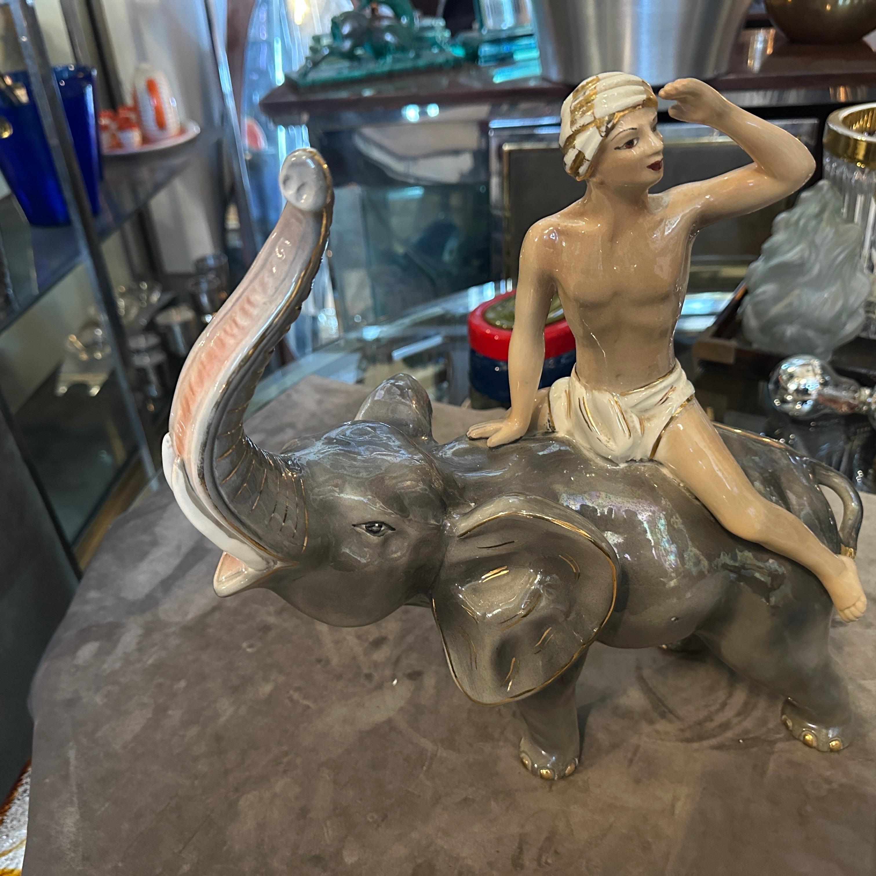 1950er Jahre Orientalistische keramische Figur eines Jungen auf einem Elefanten von Sica (Italienisch) im Angebot