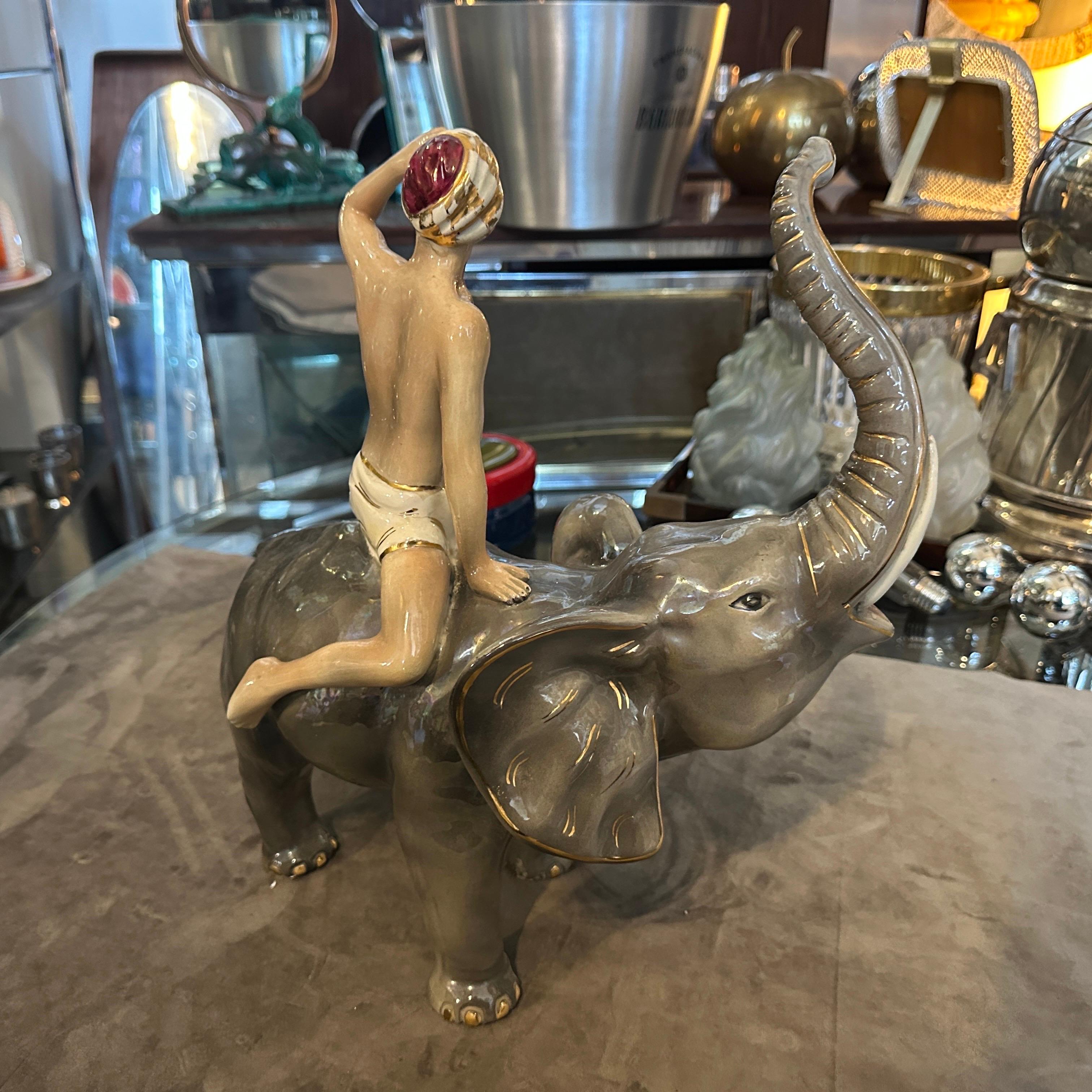 1950er Jahre Orientalistische keramische Figur eines Jungen auf einem Elefanten von Sica (Keramik) im Angebot
