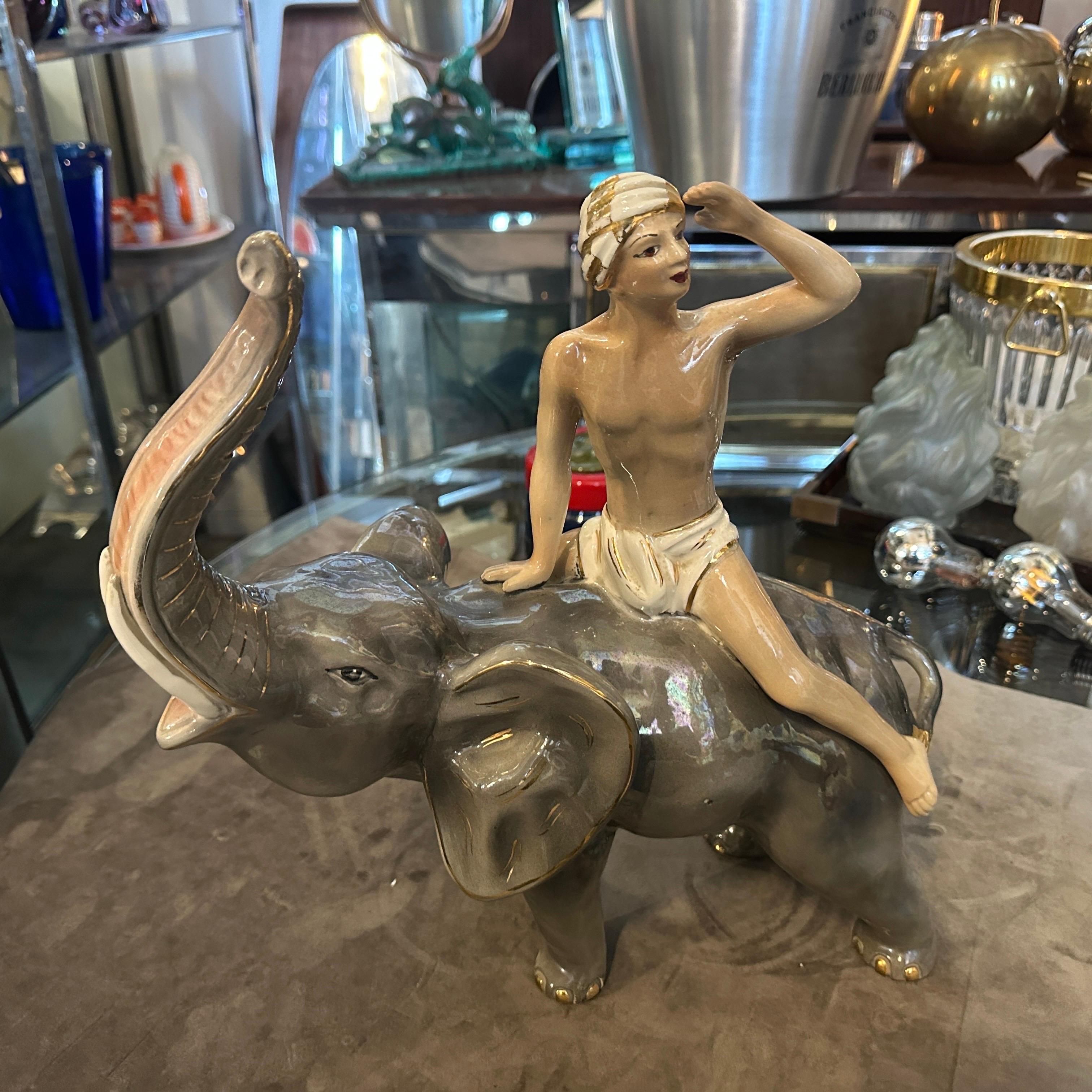 1950er Jahre Orientalistische keramische Figur eines Jungen auf einem Elefanten von Sica im Angebot 1