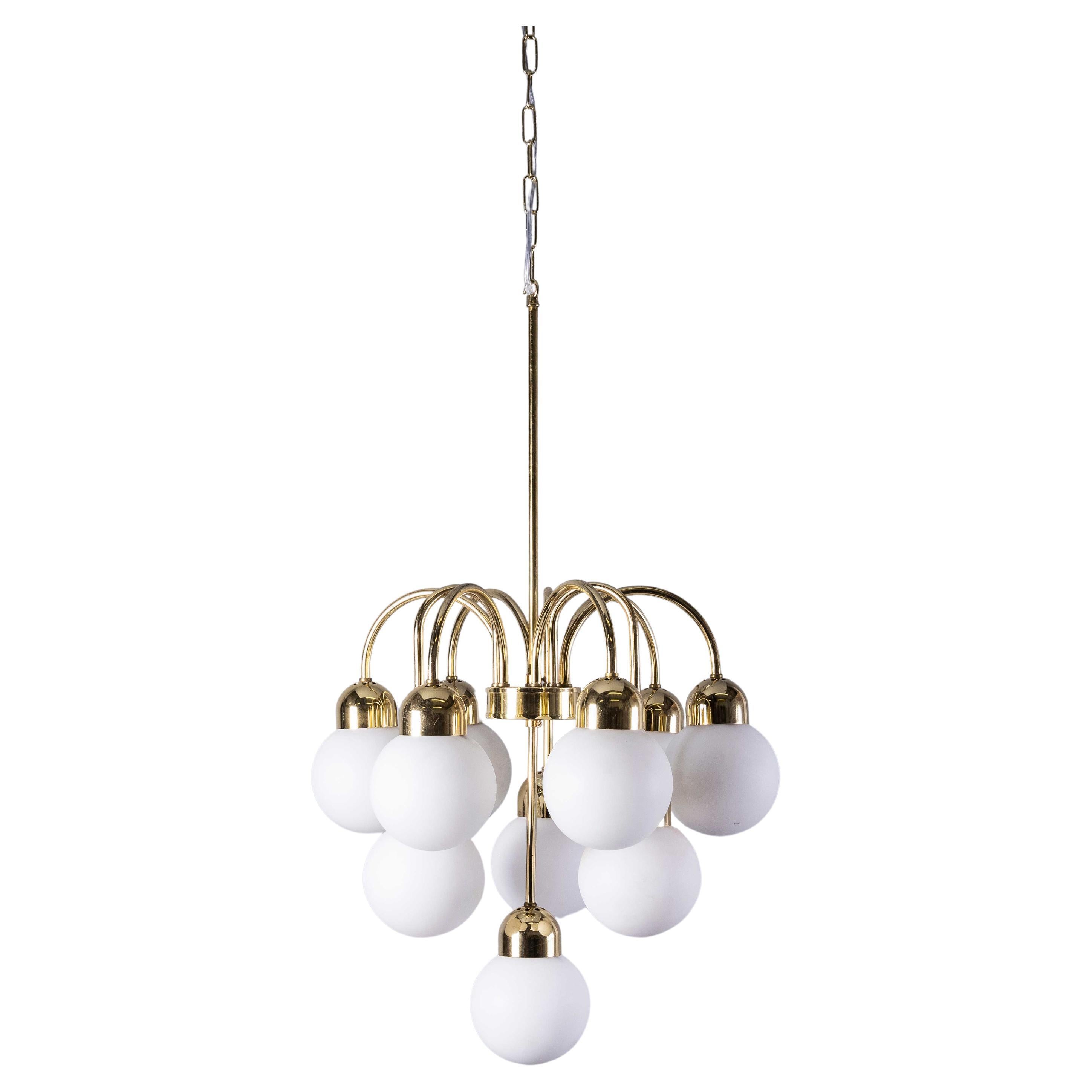 Lampadario a sospensione a globo in ottone e opale originale degli anni '50 in vendita