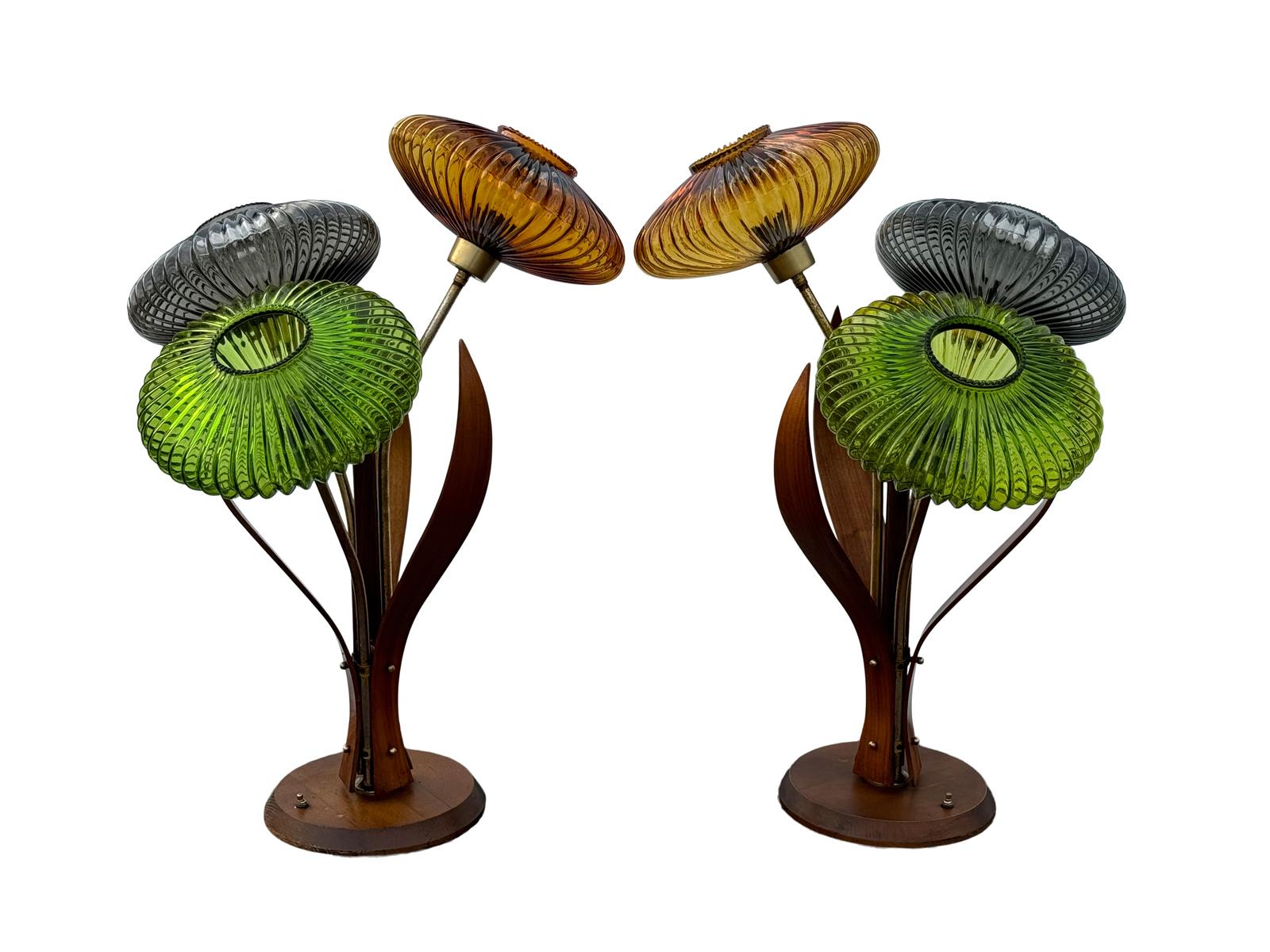 Pareja de lámparas de mesa estilo tulipán de madera curvada y cristal de colores originales de los años 50 Moderno de mediados de siglo