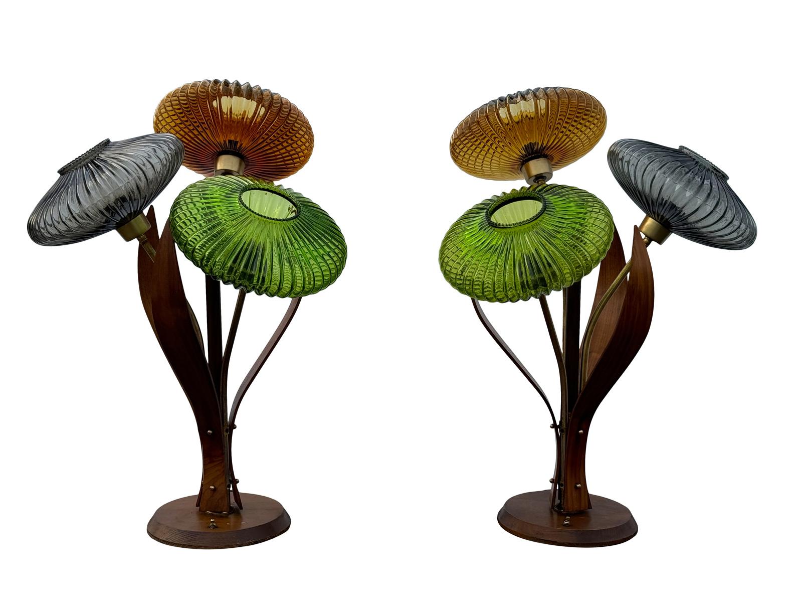 Pareja de lámparas de mesa estilo tulipán de madera curvada y cristal de colores originales de los años 50 Estadounidense
