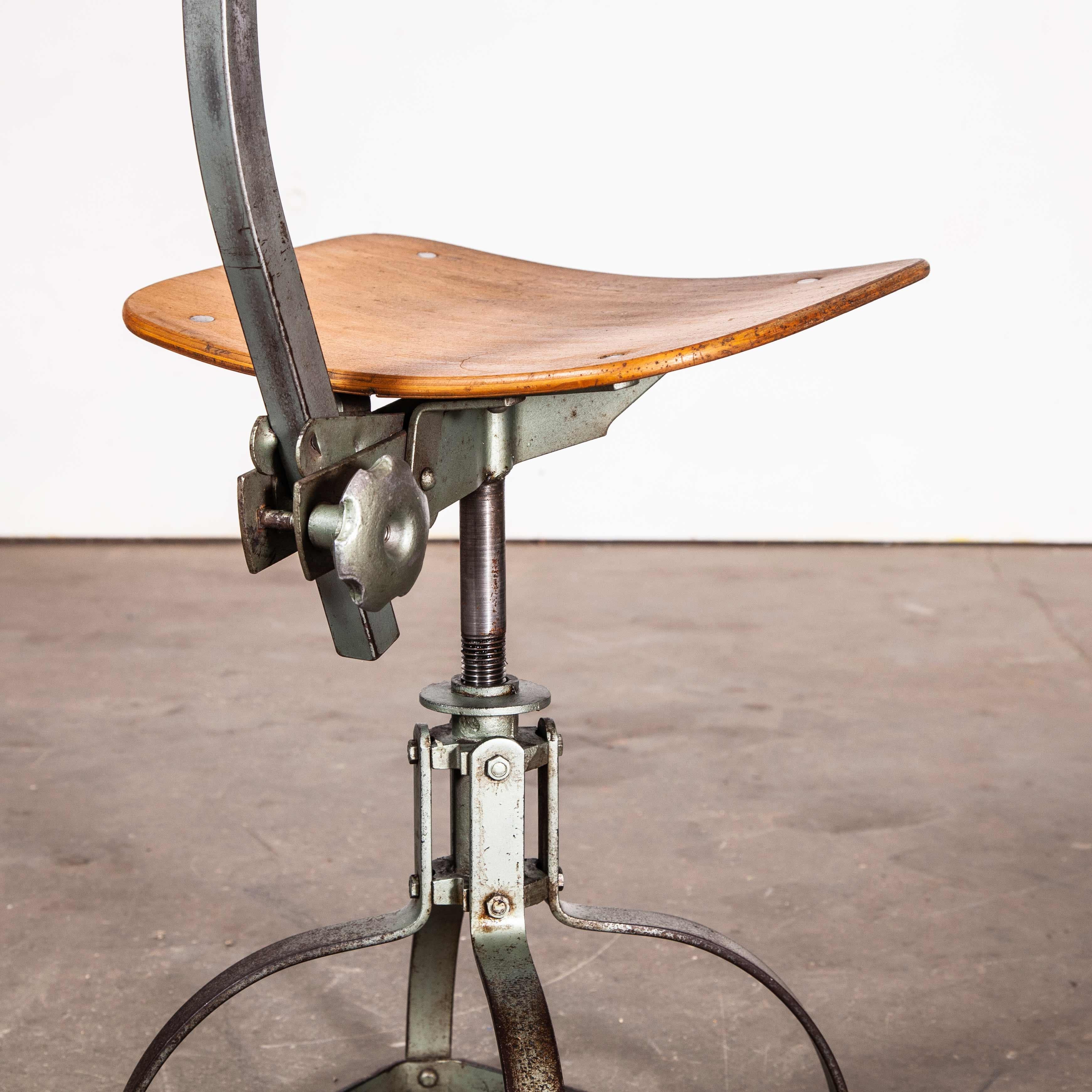 1950er Jahre original französischer Bienaise Werkstatt-Drehstuhl - Niedriger Schreibtischstuhl - Metallgestell
originaler französischer Bienaise-Drehstuhl aus den 1950er Jahren - Metallgestell. Der klassische französische Industriestuhl, entworfen