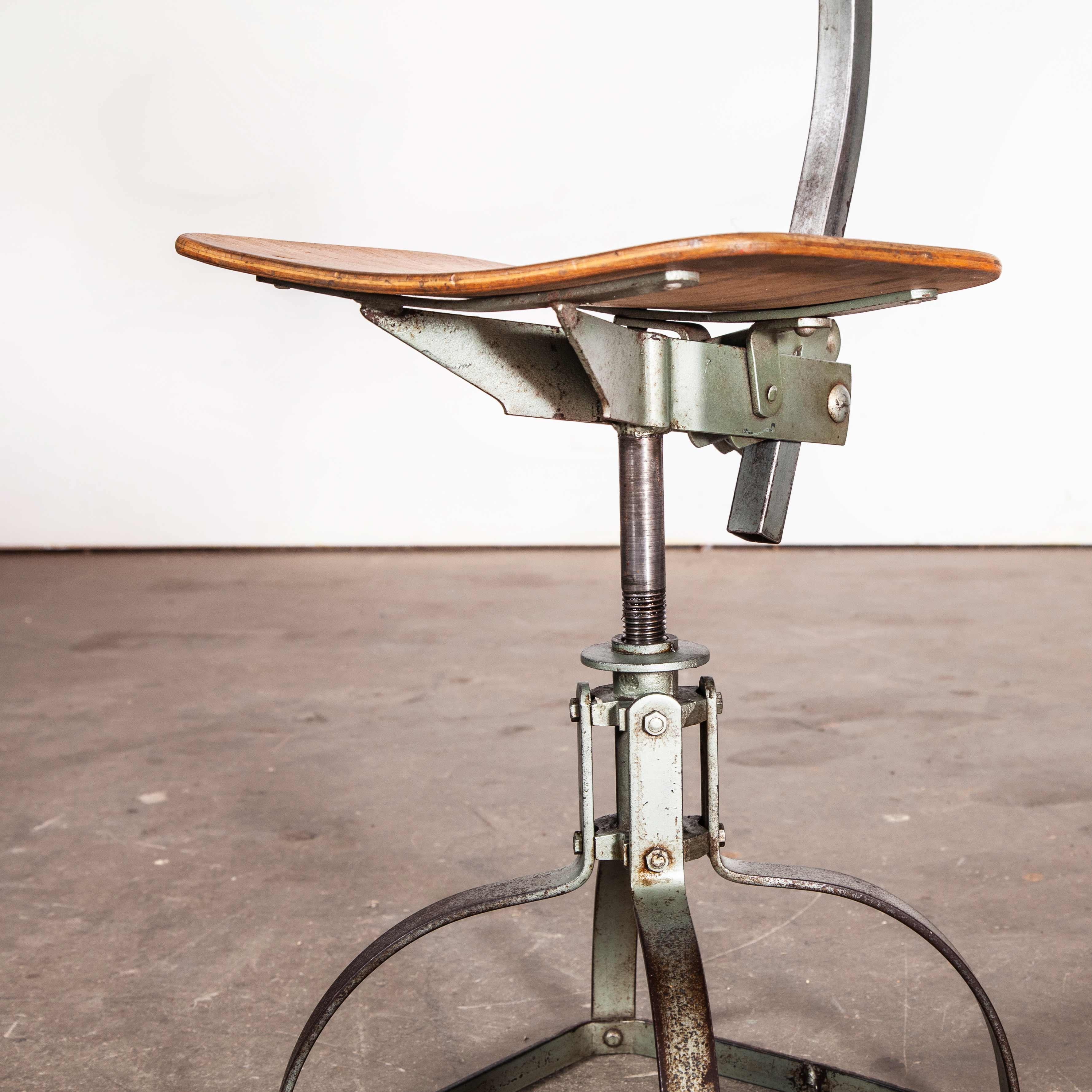 1950er Jahre Original französischer Bienaise Werkstatt-Drehstuhl:: niedriger Schreibtischstuhl im Zustand „Gut“ im Angebot in Hook, Hampshire
