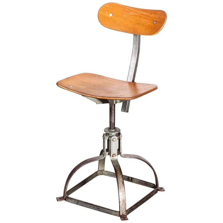 chaise d'atelier pivotante Bienaise d'origine française des années 1950::  chaise de bureau basse En vente sur 1stDibs