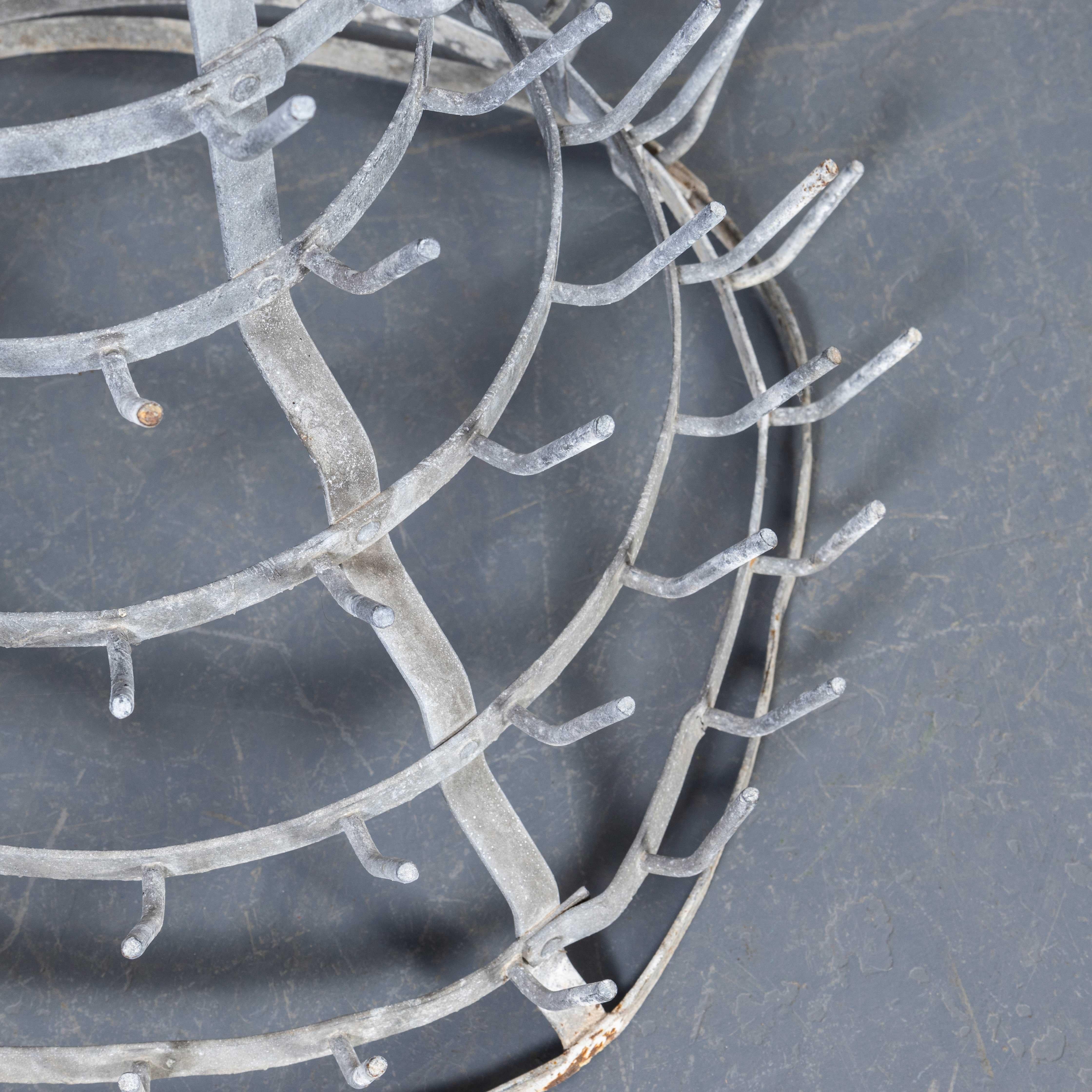 Metà XX secolo Scaffale per l'asciugatura delle bottiglie originale francese degli anni '50 (Model 3318) in vendita