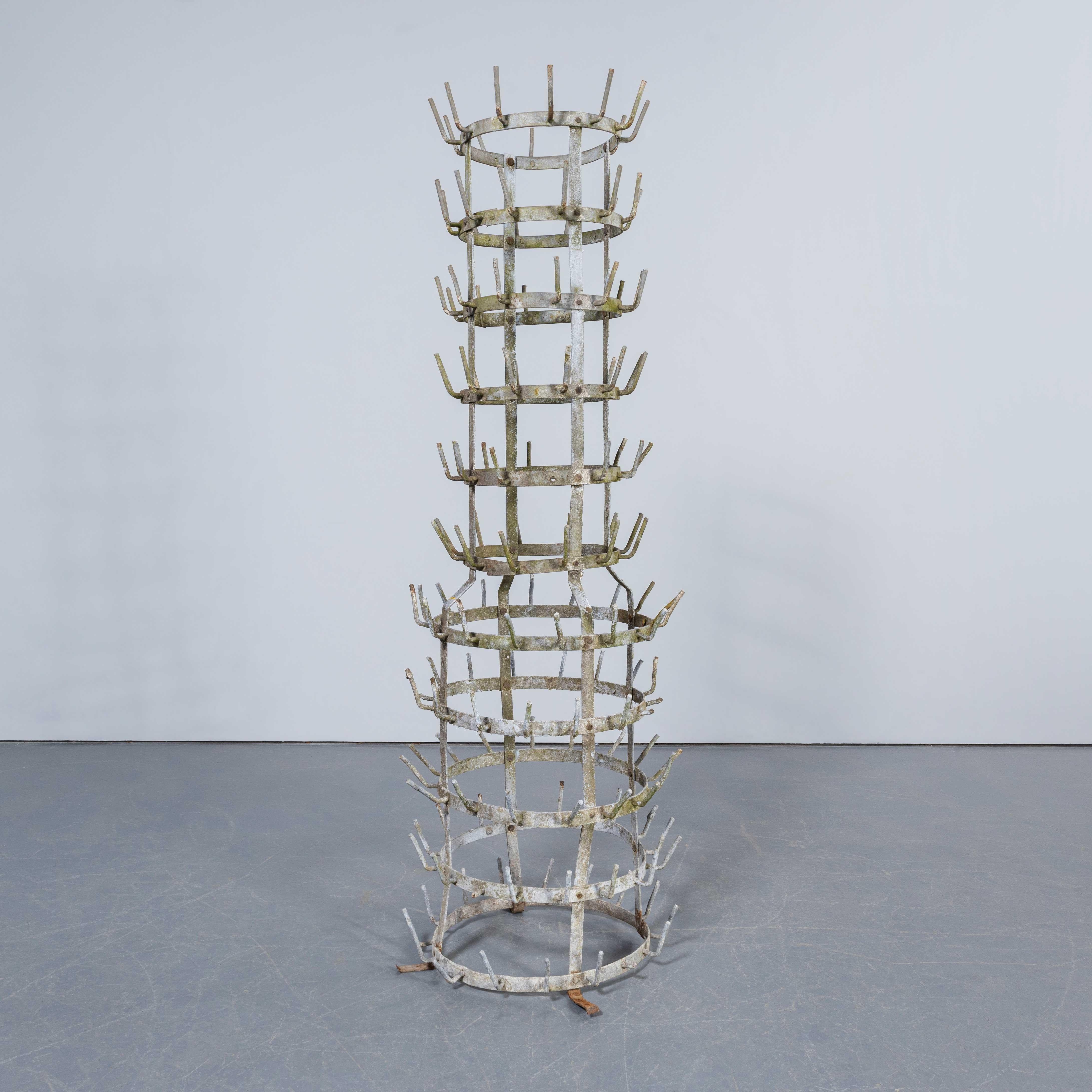Scaffale per l'asciugatura delle bottiglie originale francese del 1950 (modello 3319). 
Un classico della vita rurale francese. Si tratta di un antico portabottiglie utilizzato solitamente nelle case più grandi della Francia rurale per contenere le