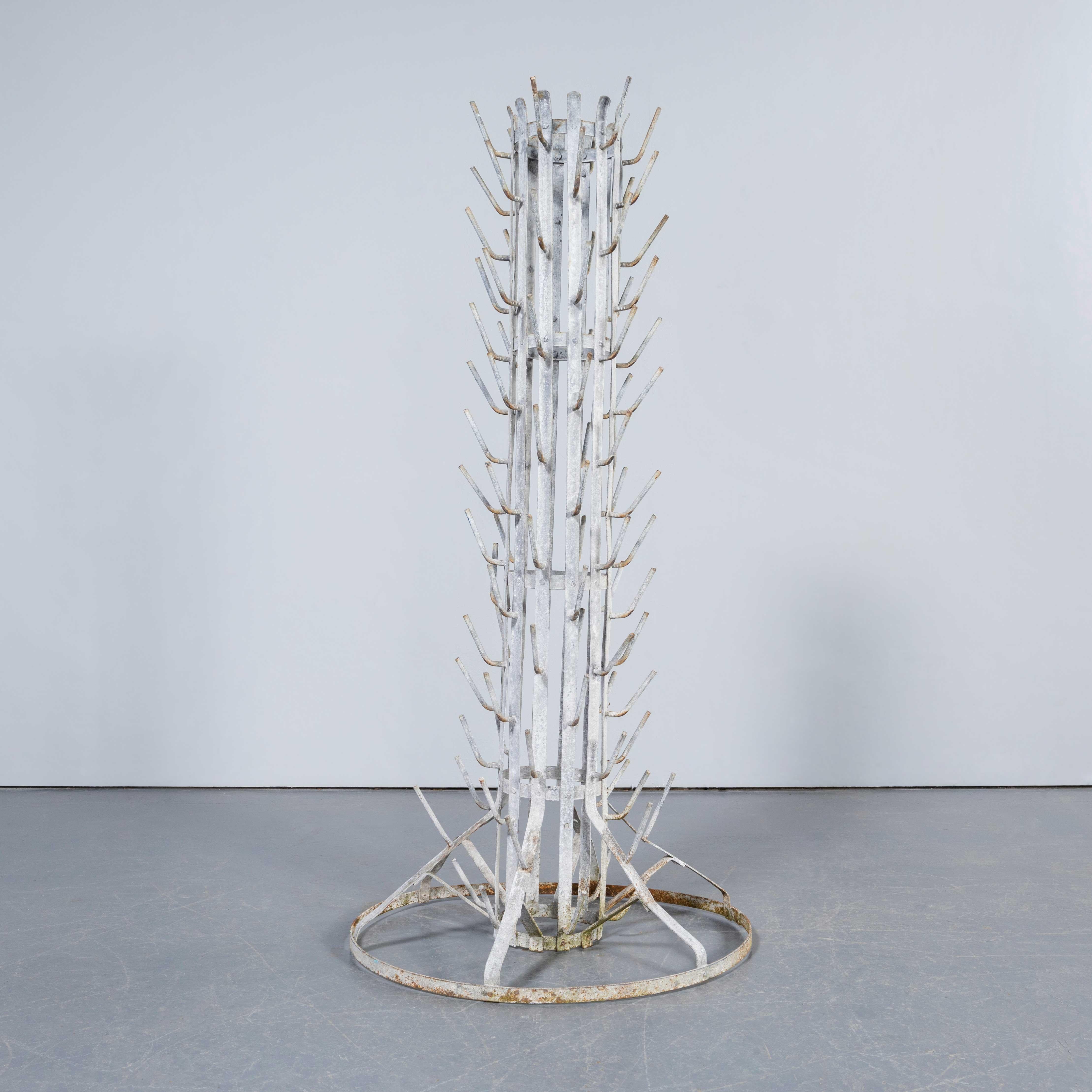 Scaffale per l'asciugatura delle bottiglie originale francese del 1950 (modello 3406). 
Un classico della vita rurale francese. Si tratta di un antico portabottiglie utilizzato solitamente nelle case più grandi della Francia rurale per contenere le