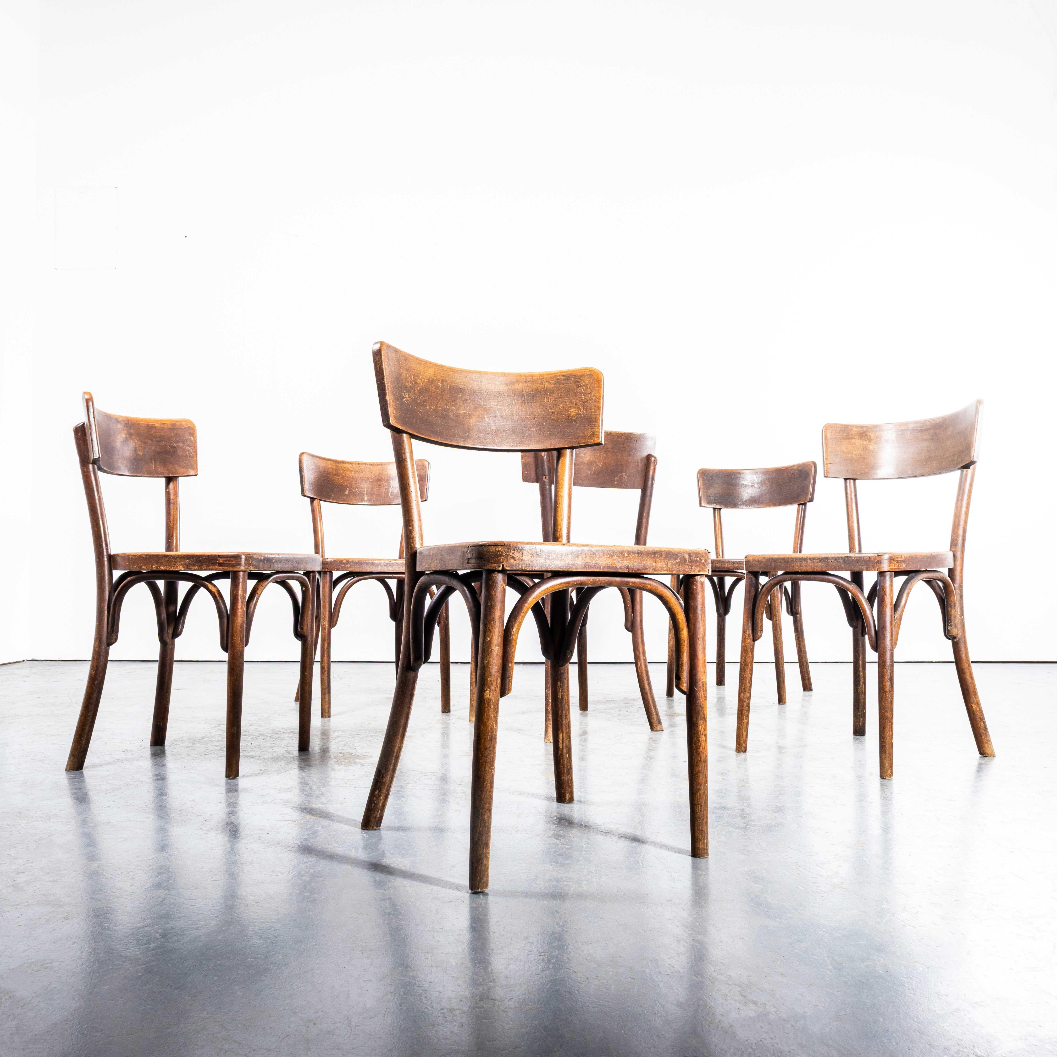 Juego de seis sillas de comedor originales francesas de madera curvada de roble de los años 50. 

Silla de bistró clásica de haya fabricada en Francia por el fabricante Baumann. Baumann es un productor francés ligeramente fuera del radar que acaba