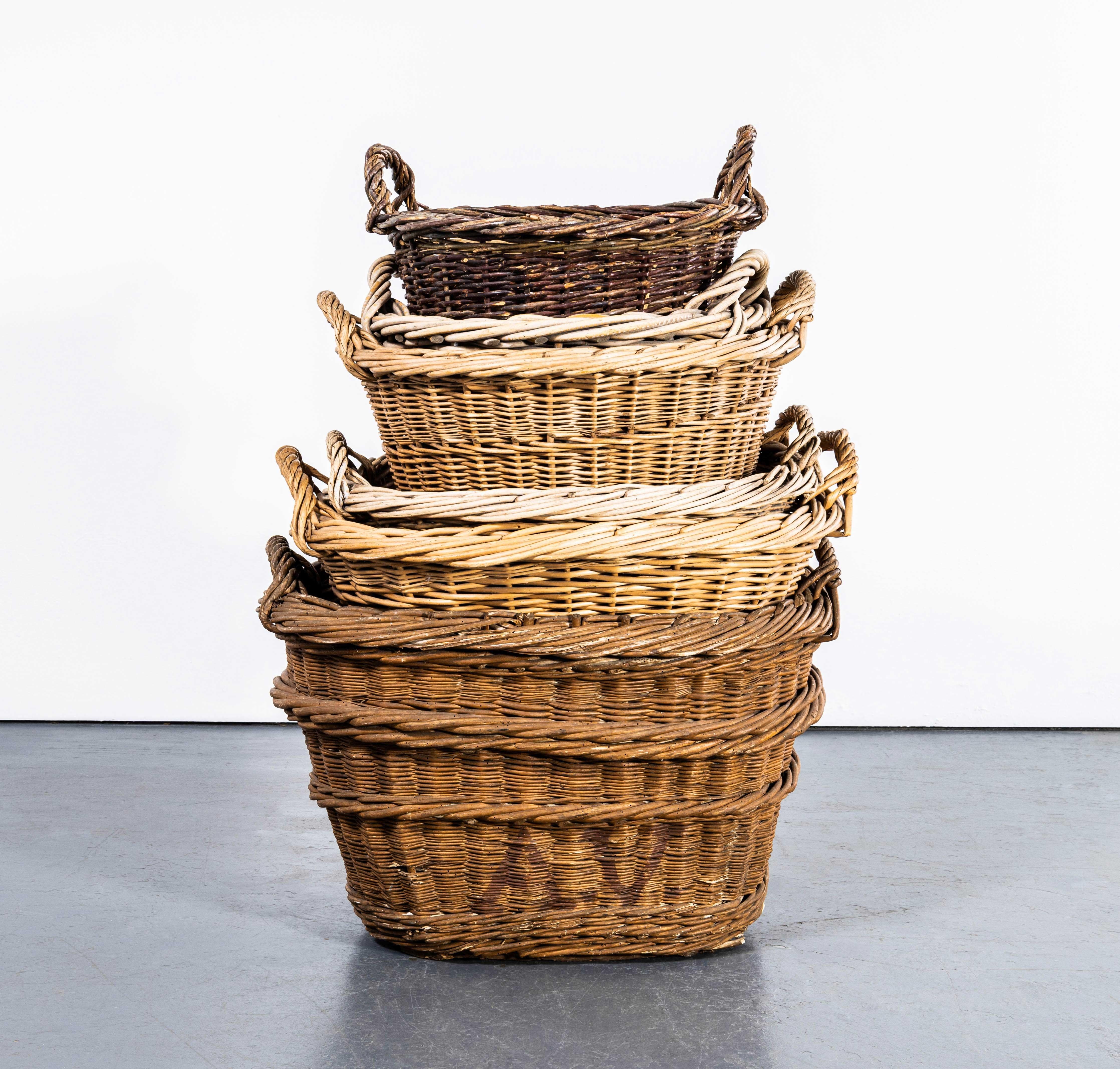 Cestini di salice rotondi fatti a mano originali francesi degli anni '50

Cestini di salice rotondi originali francesi fatti a mano. Abbiamo a disposizione diversi cestini francesi onesti. Cestino più piccolo: L49 W47 H38. Cesto più grande: L70 W57