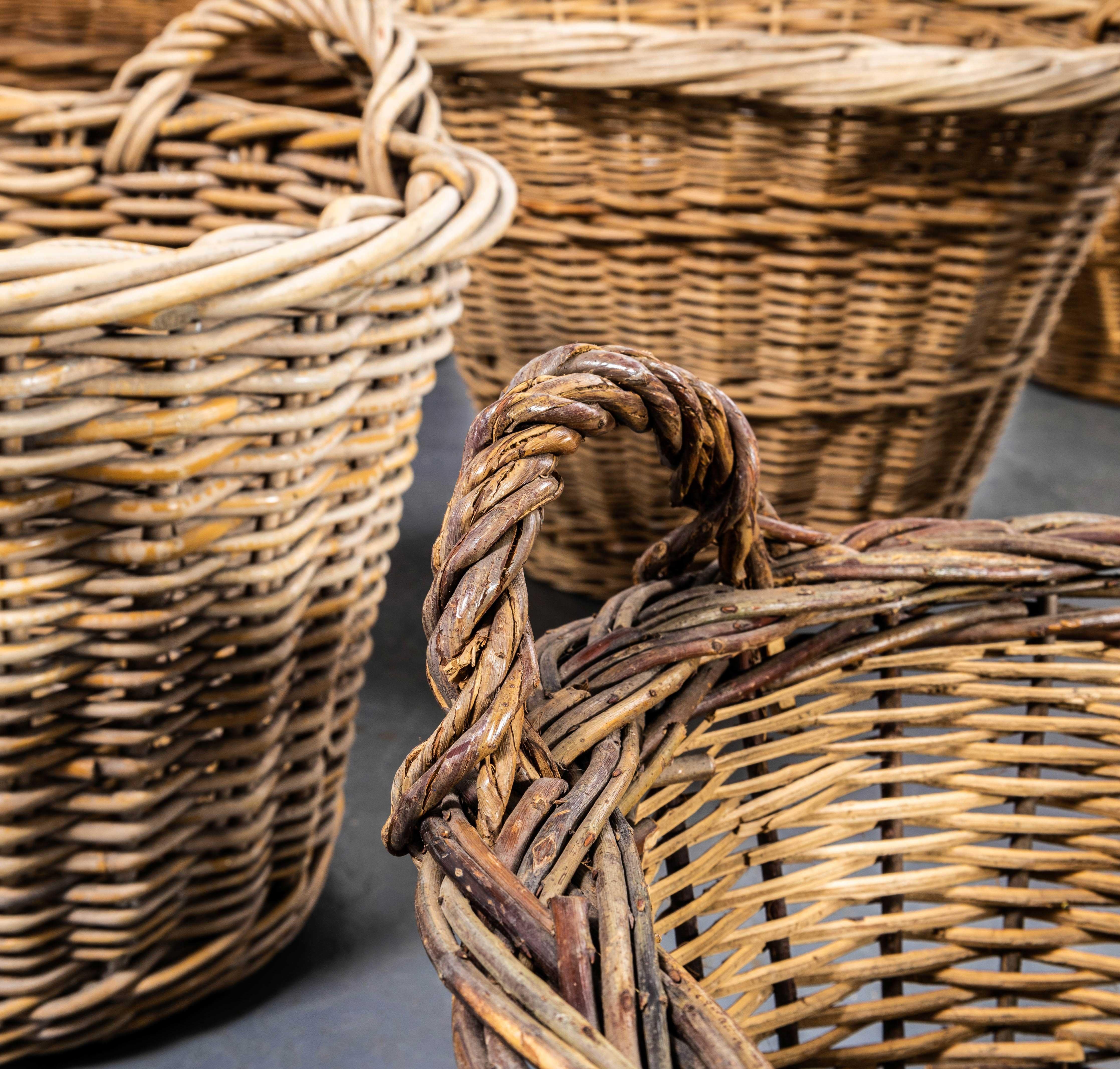 Cestini di salice rotondi fatti a mano originali francesi degli anni '50 In condizioni buone in vendita a Hook, Hampshire