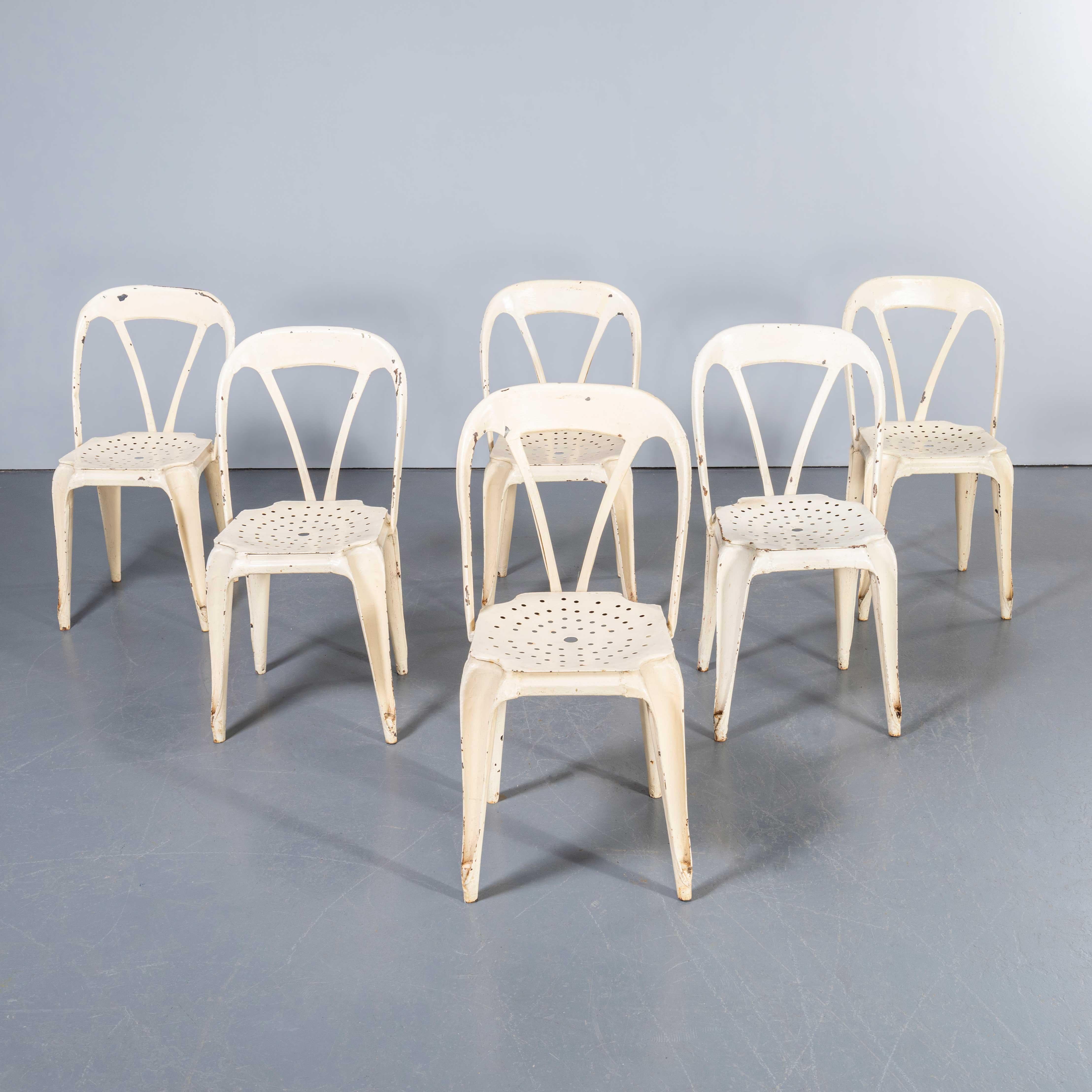 1950's Original Französisch Multipl's Dining Chairs - Set von sechs weiß. 
Entworfen von Joseph Mathieu und hergestellt bei Pierre Benite in Lyon. Diese Stühle sind ein ikonischer Teil der französischen Industriegeschichte. Jeder Stuhl wurde in