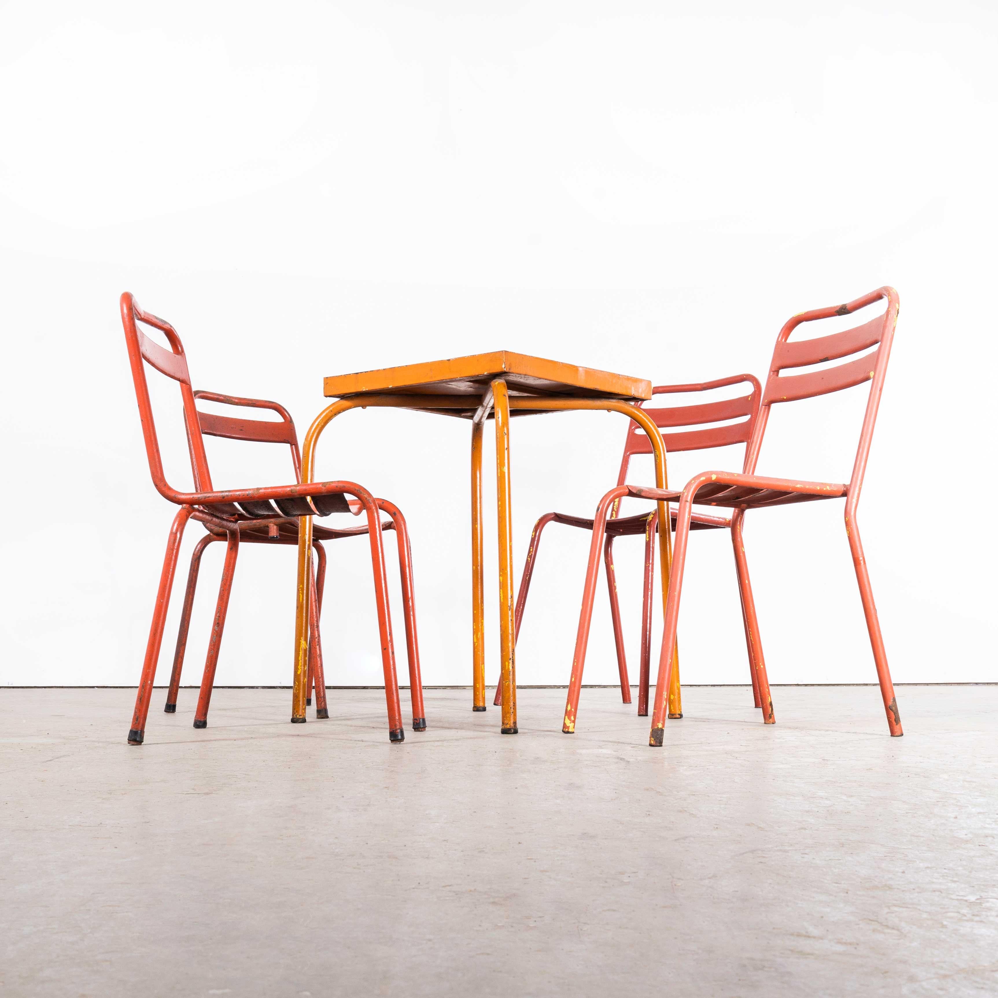 Ensemble table et chaise d'extérieur français original des années 1950 - quatre chaises (2623)
Ensemble table et chaise d'extérieur français original des années 1950 - quatre chaises. Cette offre concerne une table en métal et quatre chaises de