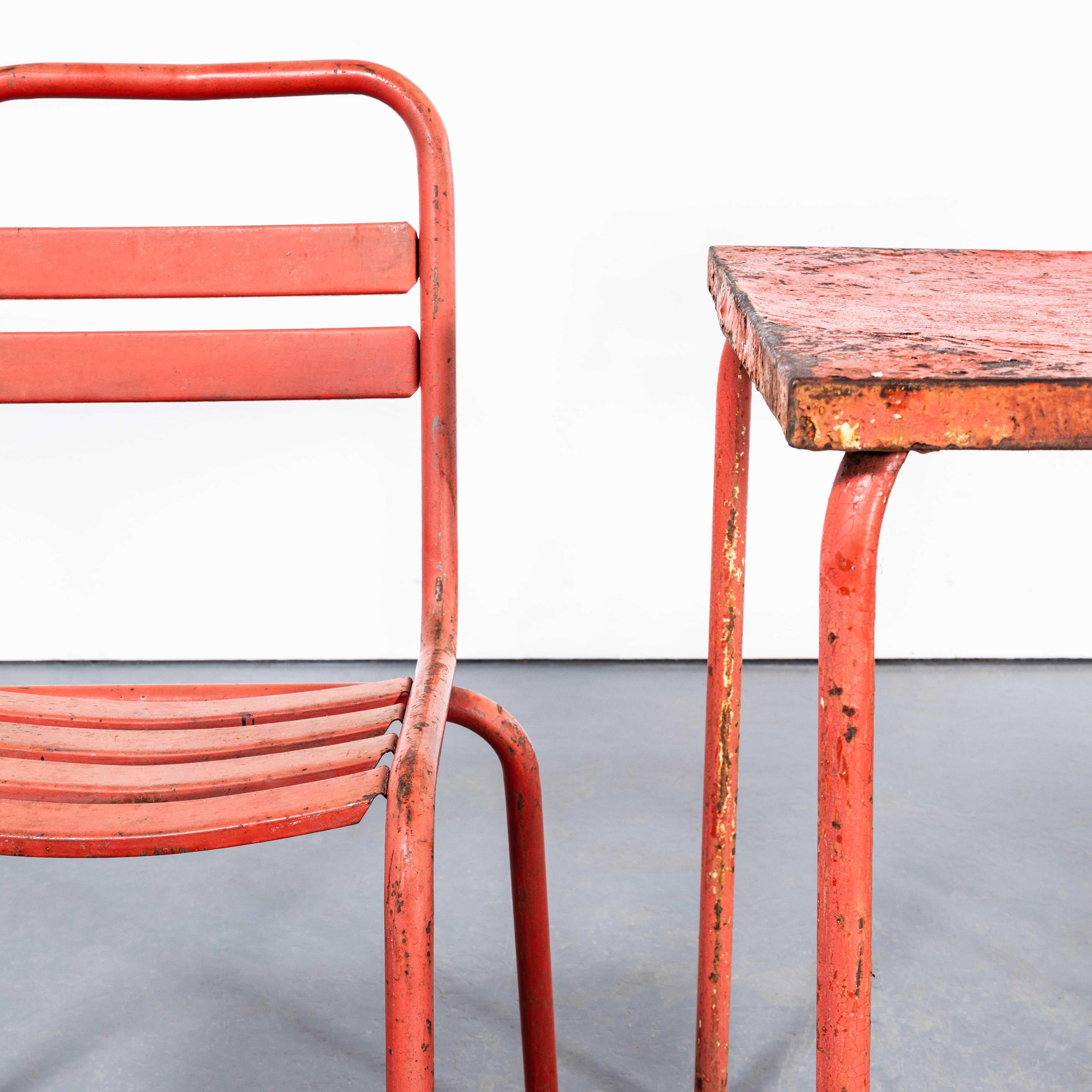 1950's Original Französisch Outdoor Tisch und Stuhl Set - Zwei Stühle (3654) im Zustand „Gut“ in Hook, Hampshire