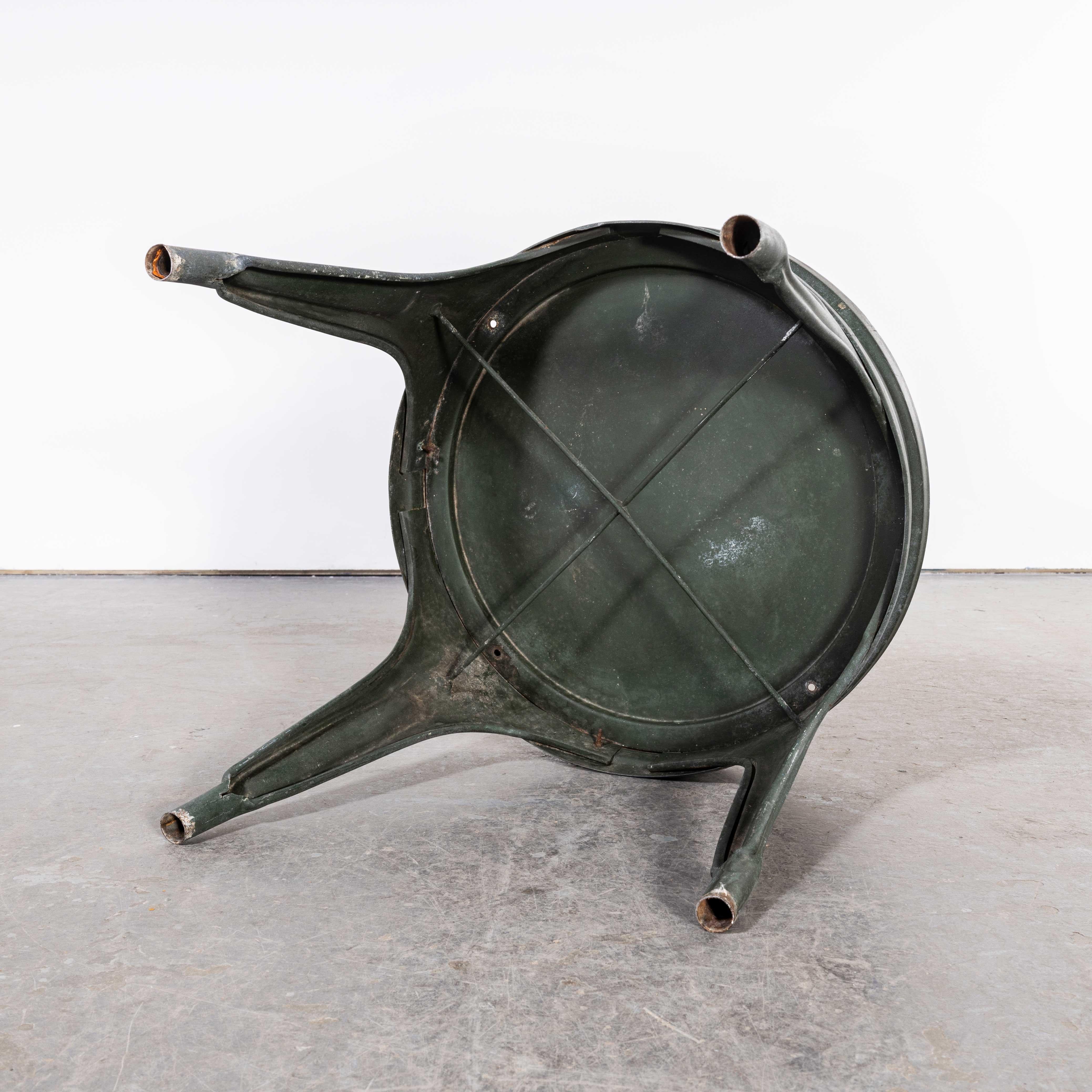 Français Table d'appoint française d'origine Tolix Maid des années 1950