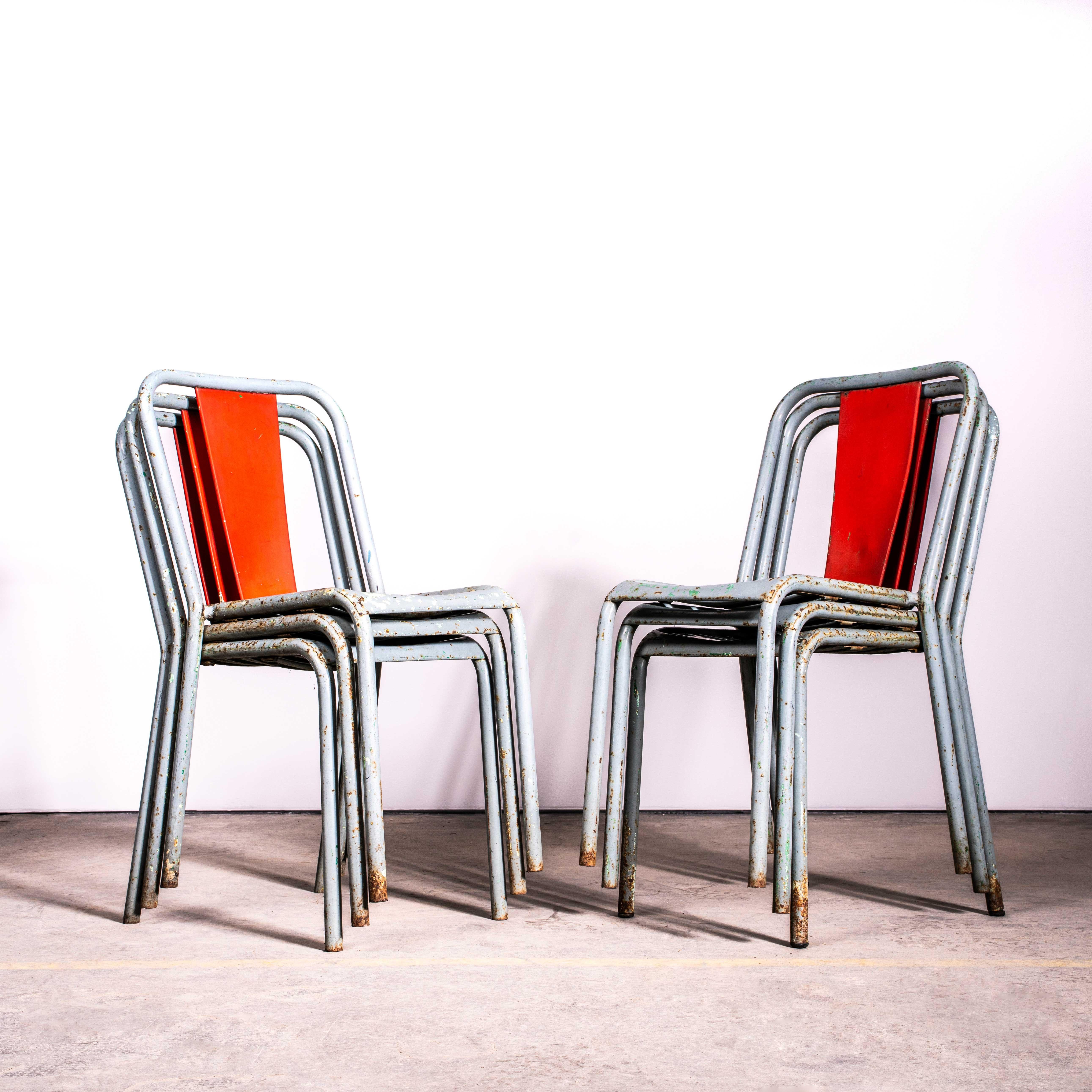Chaises de salle à manger d'extérieur Tolix T37 d'origine française des années 1950 - ensemble de six. 

Tolix est l'une de nos entreprises préférées. En 1907, le Français Xavier Pauchard découvre qu'il peut protéger la tôle de la rouille en la