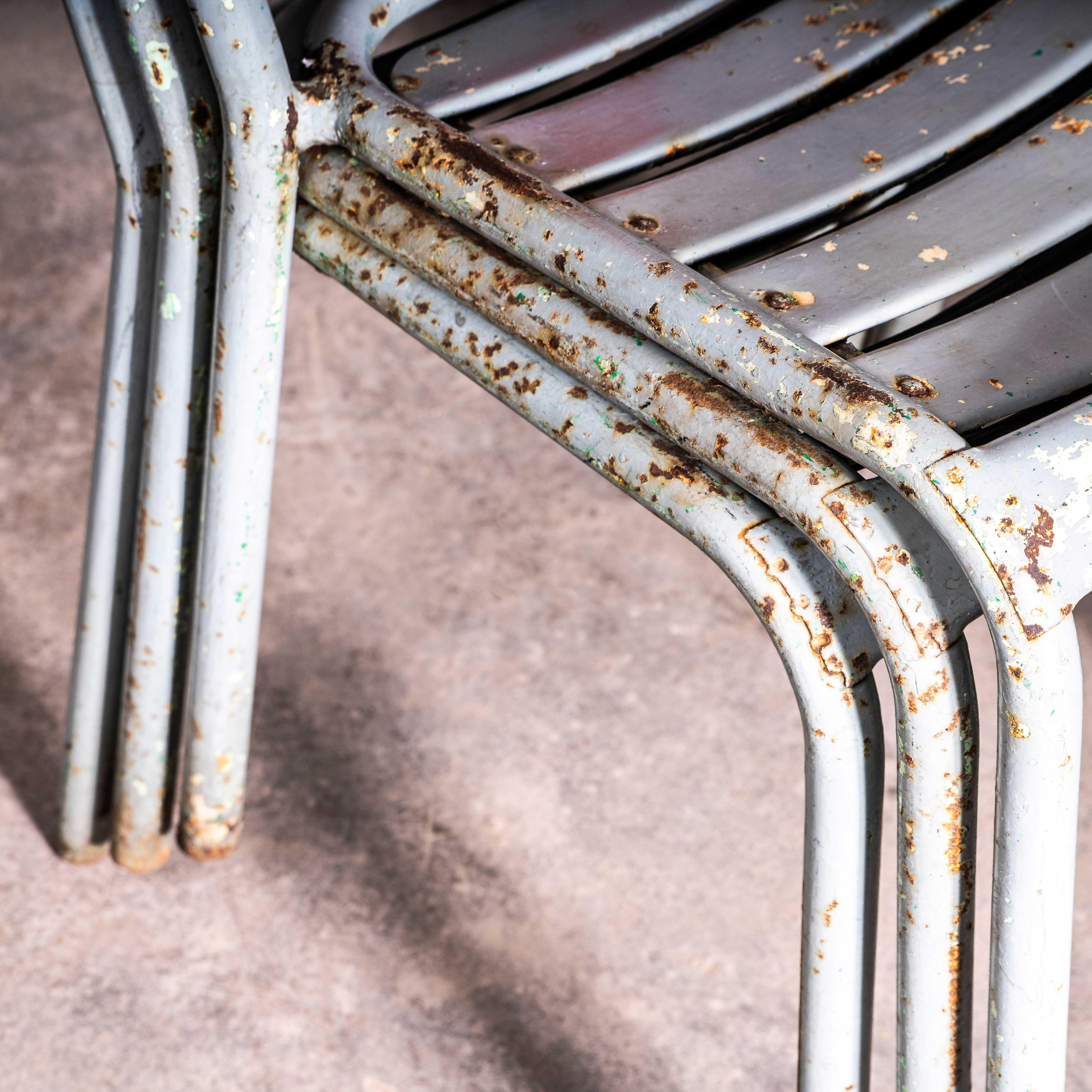 Français Chaises de salle à manger d'extérieur Tolix T37 d'origine française des années 1950 - Ensemble de six chaises en vente